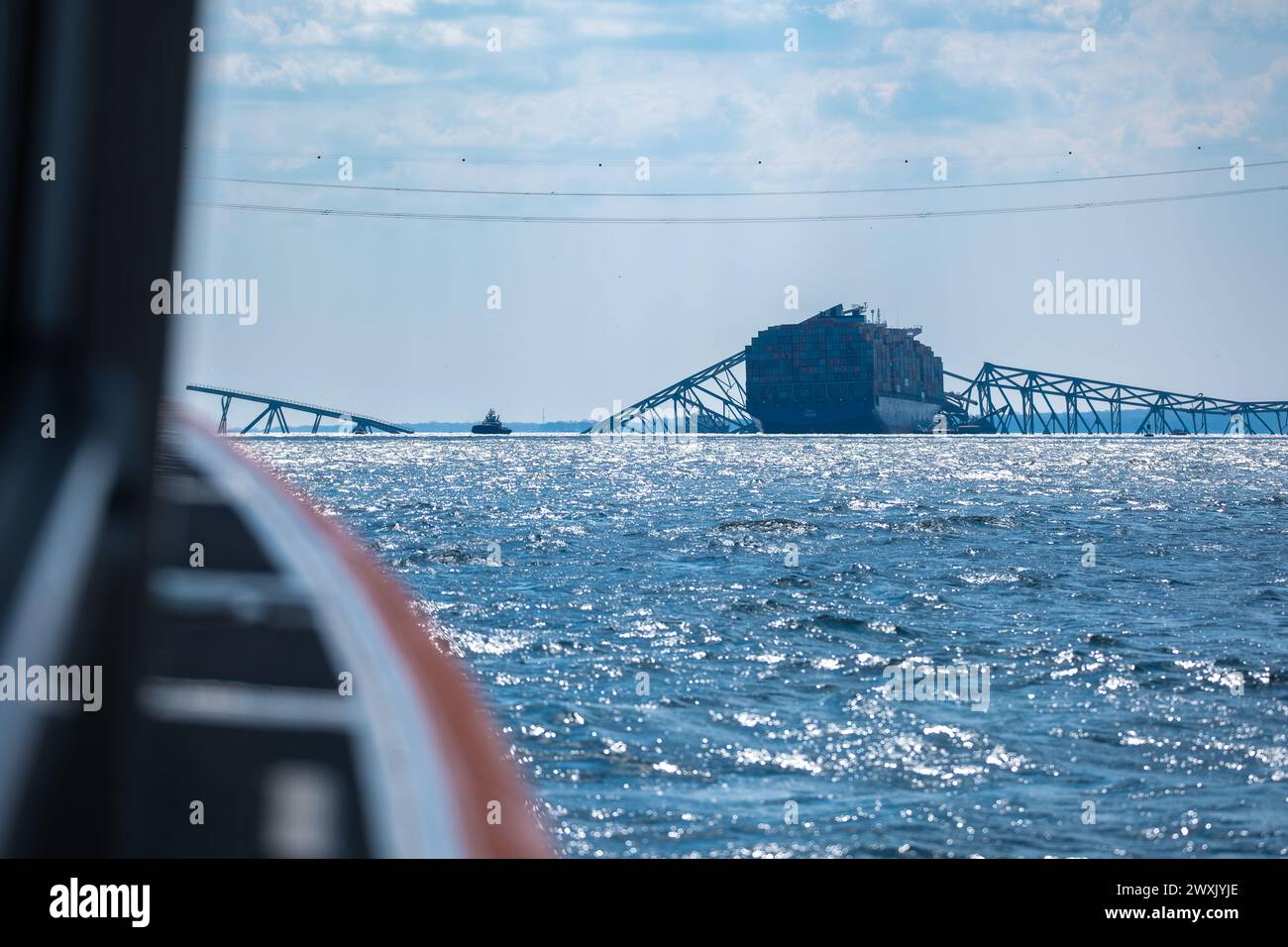 Un équipage de bateau-petit bateau de la station de la Garde côtière Milford Haven de 29 pieds évalue l'effondrement du pont Francis Scott Key à Baltimore, Maryland, le 29 mars 2024. Le Key Bridge a été heurté par le cargo Dali, battant pavillon Singapour, tôt le matin du 26 mars 2024. (Photo de la Garde côtière américaine par le premier maître de 1re classe Brandon Giles) Banque D'Images
