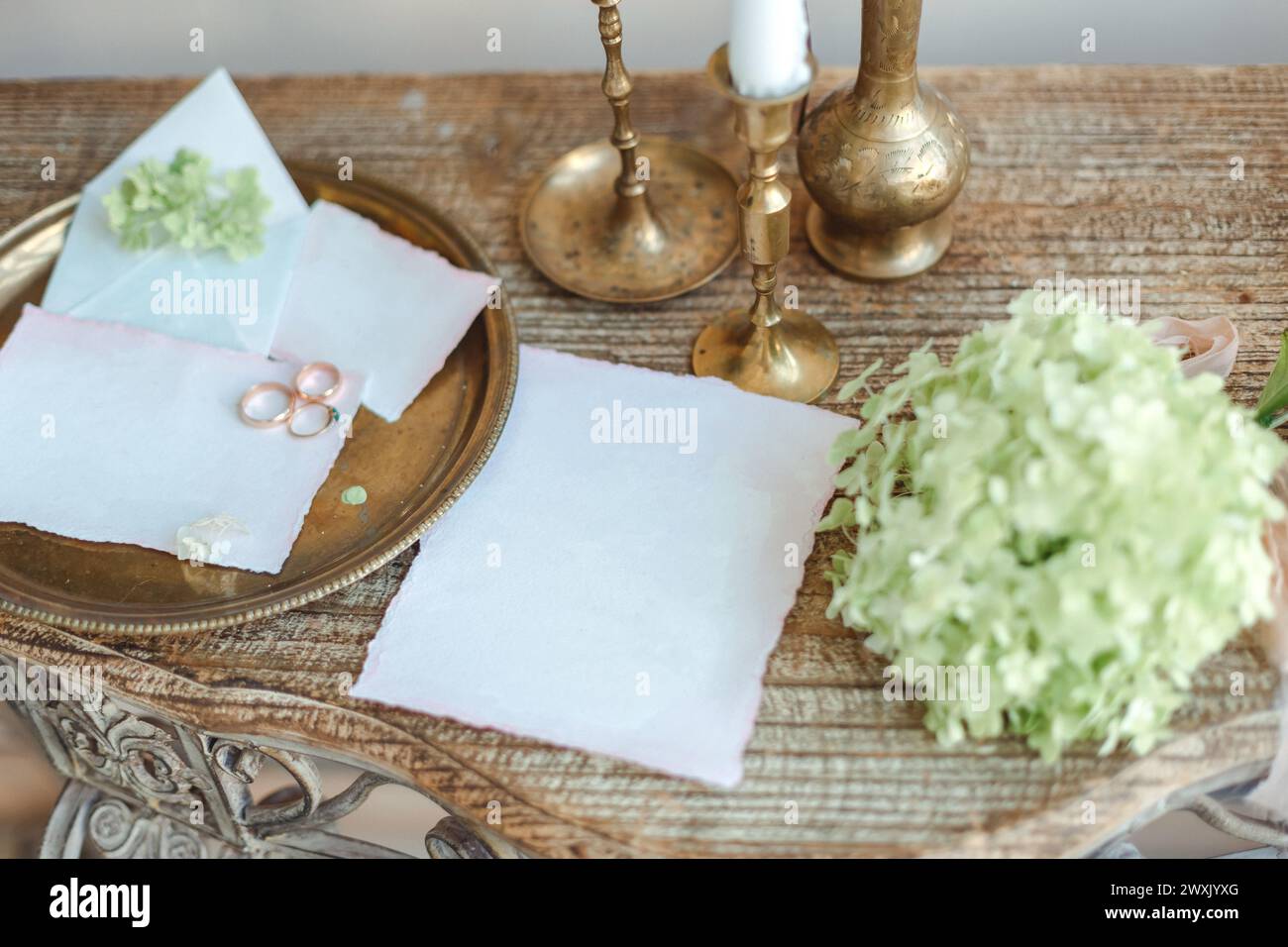 Une table élégamment sertie avec une serviette blanche pliée sur une assiette, ornée de fleurs fraîches. Banque D'Images