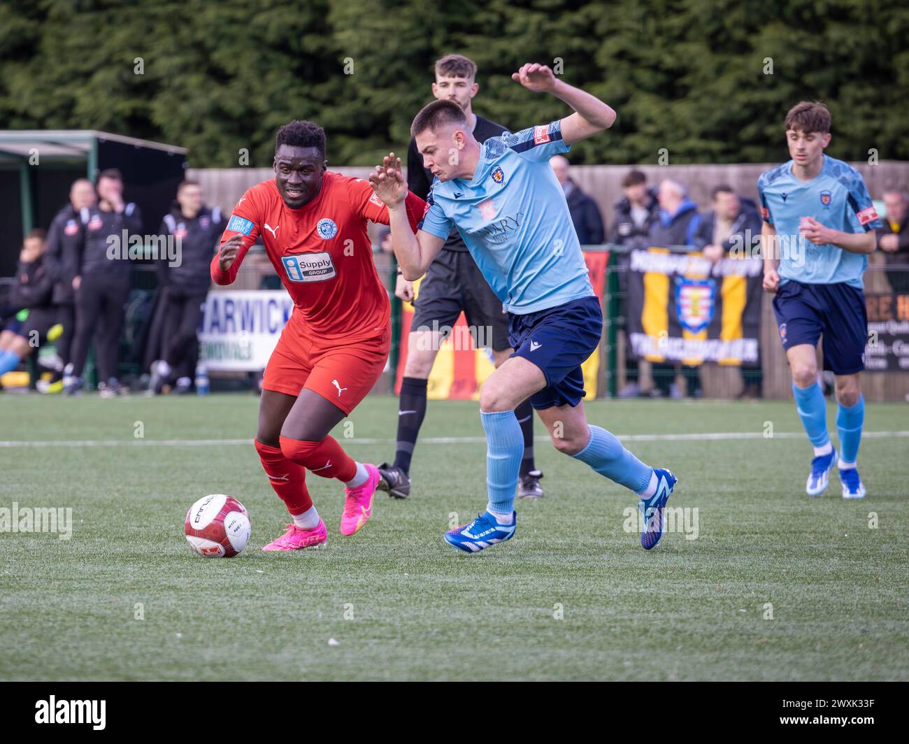 Momodou Touray court devant un défenseur lorsque Morpeth Town accueille Warrington Rylands en première Division de la NPL Banque D'Images