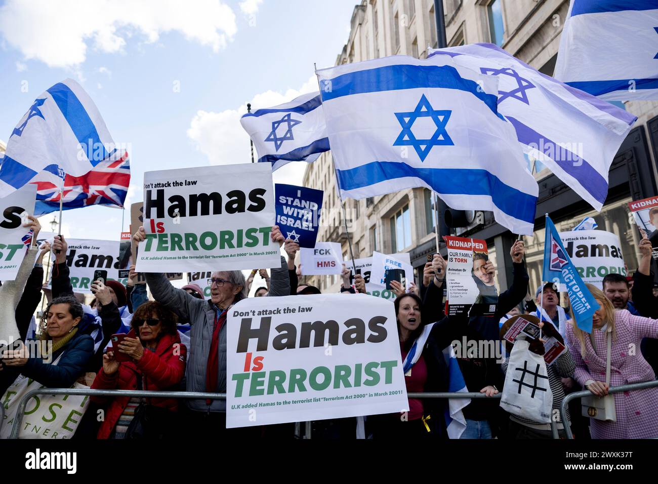 Londres, Royaume-Uni. 30 mars 2024. Les contre-manifestants pro-israéliens tiennent des pancartes exprimant leur opinion au pont de Waterloo lors de la marche nationale palestinienne à Londres. Les partisans pro-palestiniens se rassemblent à Russell Square et marchent vers Trafalgar Square le samedi Saint pour demander au gouvernement britannique de soutenir une politique immédiate de cessez-le-feu à la guerre Israël-Gaza. Le groupe rencontre des contre-manifestants pro-israéliens au pont de Waterloo avec une force de police lourde présentée pour séparer les groupes. Crédit : SOPA images Limited/Alamy Live News Banque D'Images