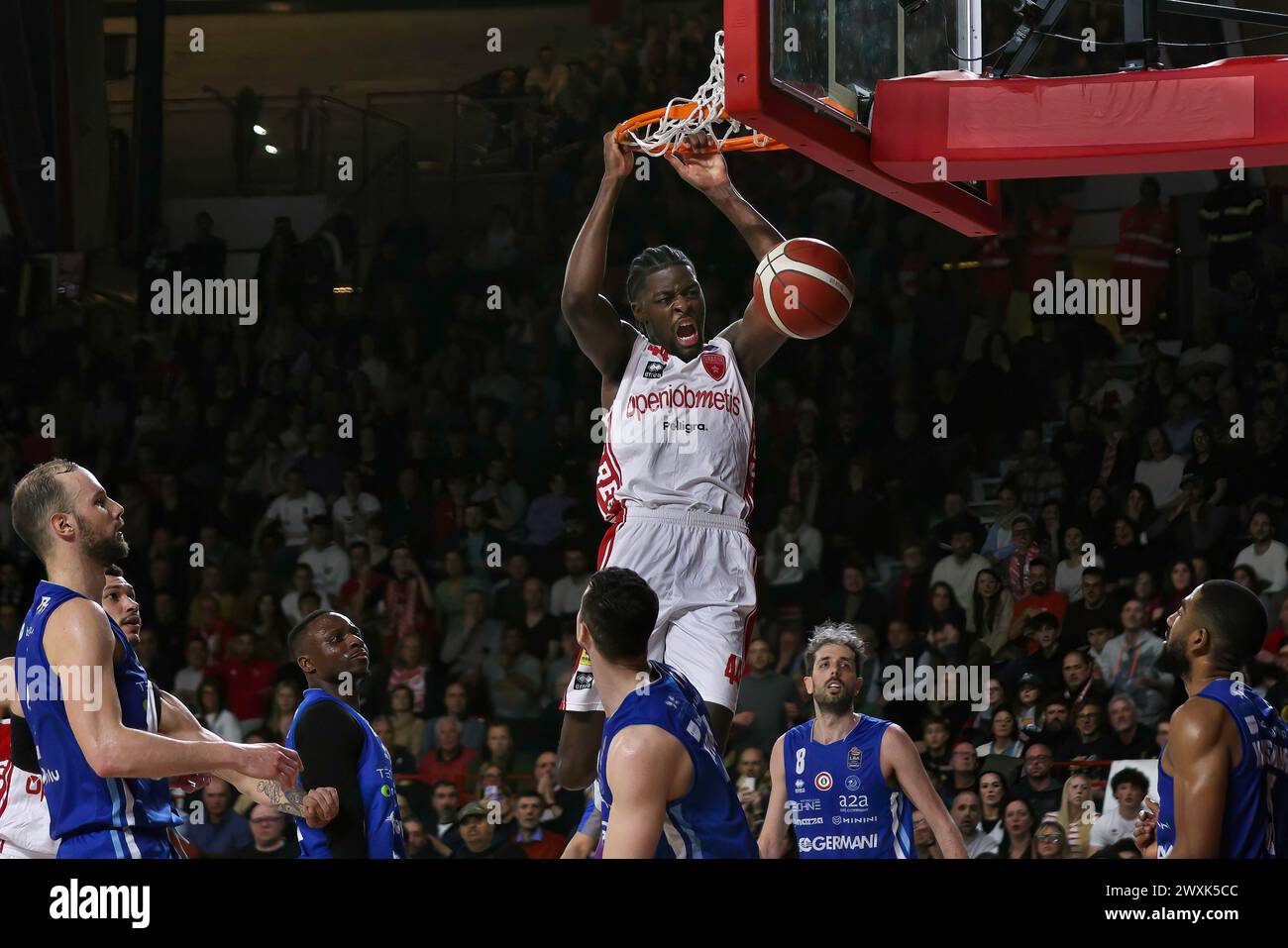 Varèse, Italie. 30 mars 2024. Italie, Varèse, mars 30 2024 : Gabe Brown (Varèse) vole haut et dunks dans le 4ème quart-temps pendant le match de basket-ball OpenJobMetis Varèse vs Germani Brescia, LBA 2023-2024 jour 25.OpenJobMetis Varese vs Germani Brescia - Lega basket Serie A Day 25 à Itelyum Arena le 30 2024 mars (crédit image: © Fabrizio Andrea Bertani/Pacific Press via ZUMA Press Wire) USAGE ÉDITORIAL EXCLUSIF ! Non destiné à UN USAGE commercial ! Banque D'Images