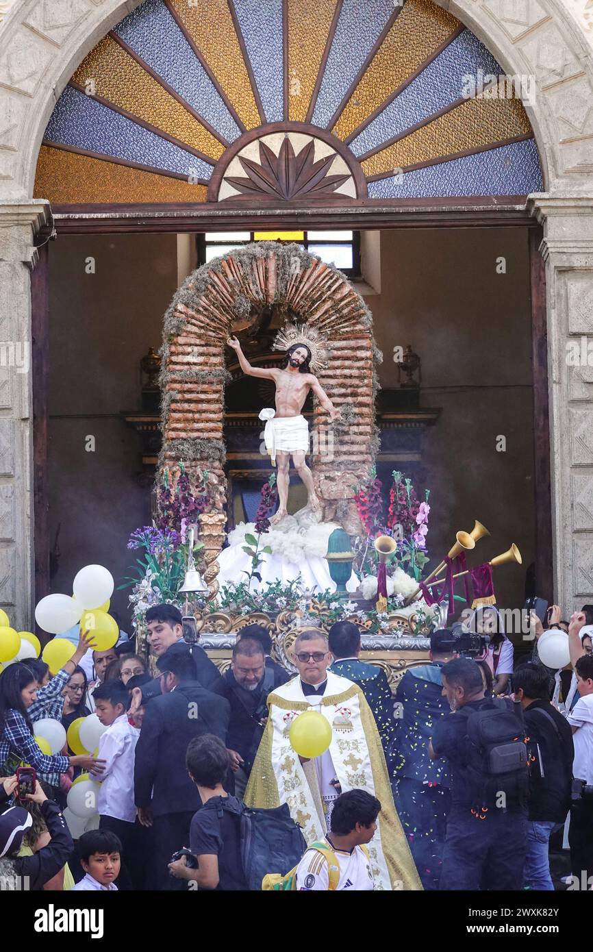 Antigua, Guatemala. 31 mars 2024. Les foules se rassemblent devant la cathédrale de San José alors qu'un flotteur processionnel avec Christ Arisen émerge pour célébrer le dimanche de Pâques marquant la fin de Semana Santa, le 31 mars 2024 à Antigua, Guatemala. Crédit : Richard Ellis/Richard Ellis/Alamy Live News Banque D'Images