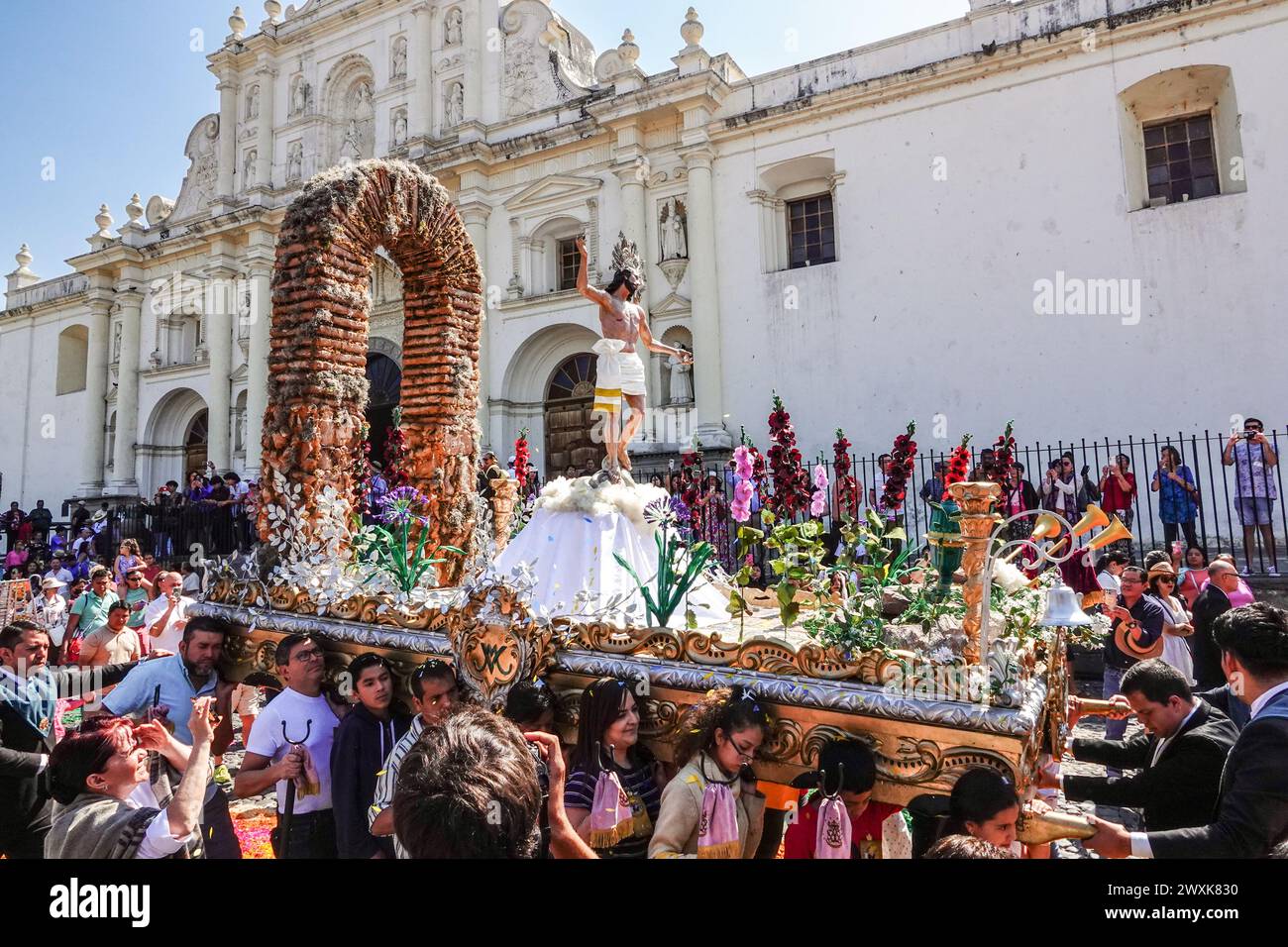 Antigua, Guatemala. 31 mars 2024. Les foules se rassemblent devant la cathédrale de San José alors qu'un flotteur processionnel avec Christ Arisen émerge pour célébrer le dimanche de Pâques marquant la fin de Semana Santa, le 31 mars 2024 à Antigua, Guatemala. Crédit : Richard Ellis/Richard Ellis/Alamy Live News Banque D'Images