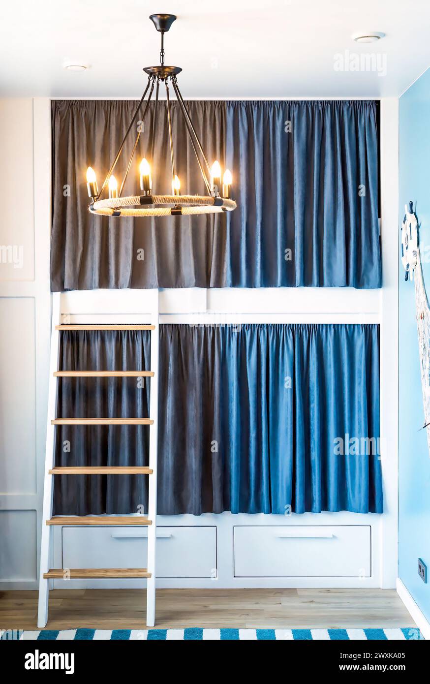 Rideaux bleus pour lit superposé pour les garçons dans la chambre sans personnes Banque D'Images