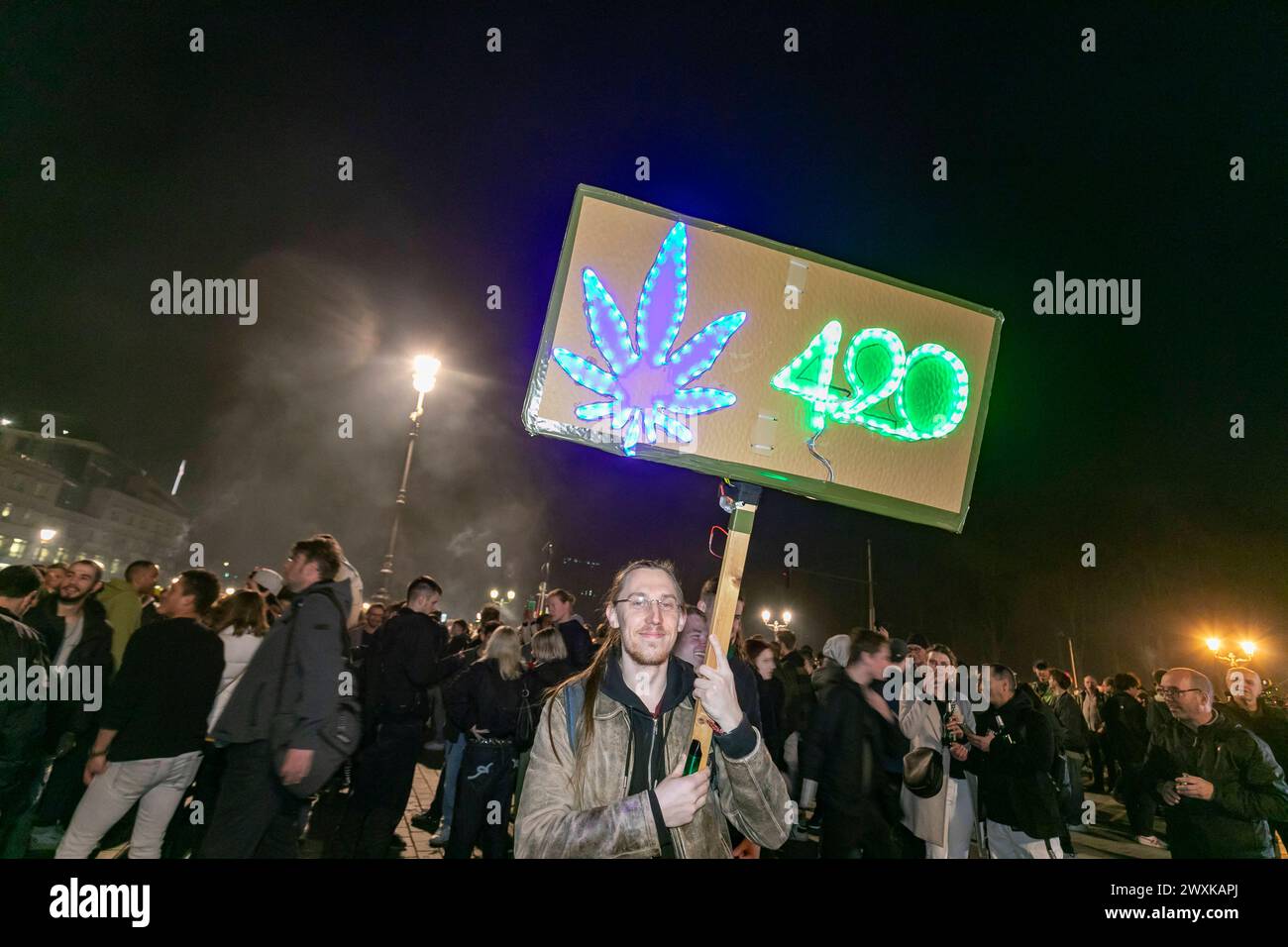 Legalisierung besiegelt : Hunderte feiern 420 AM Brandenburger To, Kein Aprilscherz, AM 1. Avril 2024 erfolgt die Teillegalisierung von cannabis in Deutschland, damit ist das umstrittene cannabis-Gesetz in Kraft. Besitz und Anbau von cannabis sind damit in Deutschland für Erwachsene unter bestimmten Vorgaben Legal. Hunderte Menschen feierten dieses Ereignis mit einem Smoke-in vor dem Brandenburger Tor à Berlin. Die Berliner Polizei sorgte für einen geregelten Rahmen, die Stimmung War ausgelassen und friedlich. Berlin Berlin Deutschland *** légalisation scellée des centaines célèbrent 420 au Bran Banque D'Images