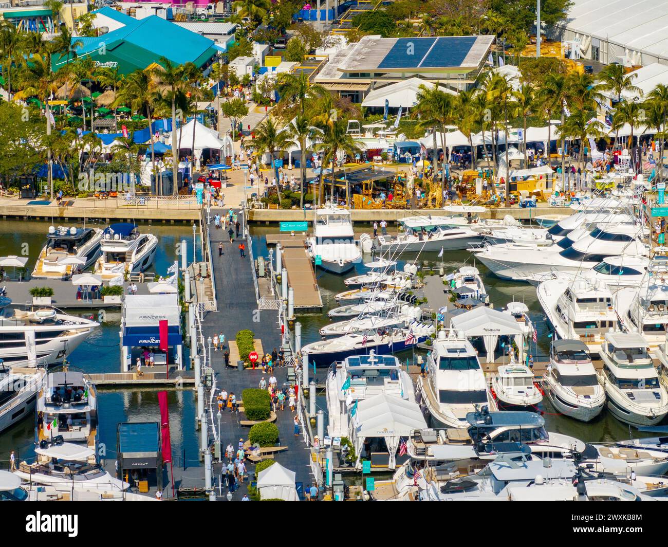 West Palm Beach, FL, États-Unis - 24 mars 2024 : photo aérienne drone Palm Beach International Boat Show Banque D'Images