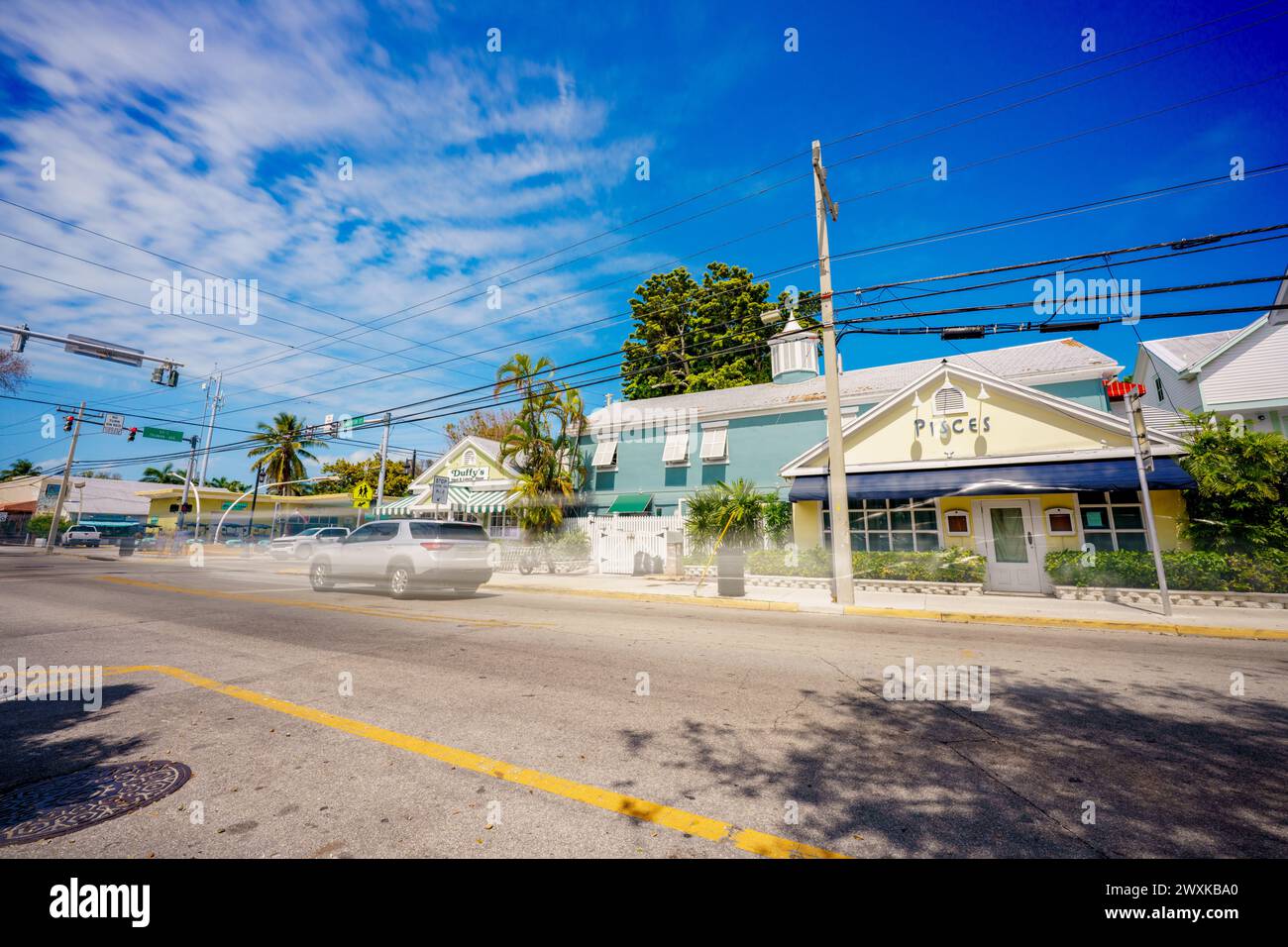 Key West, FL, États-Unis - 27 mars 2024 : vue de rue Simonton Street tourné avec flou de mouvement à longue exposition Banque D'Images
