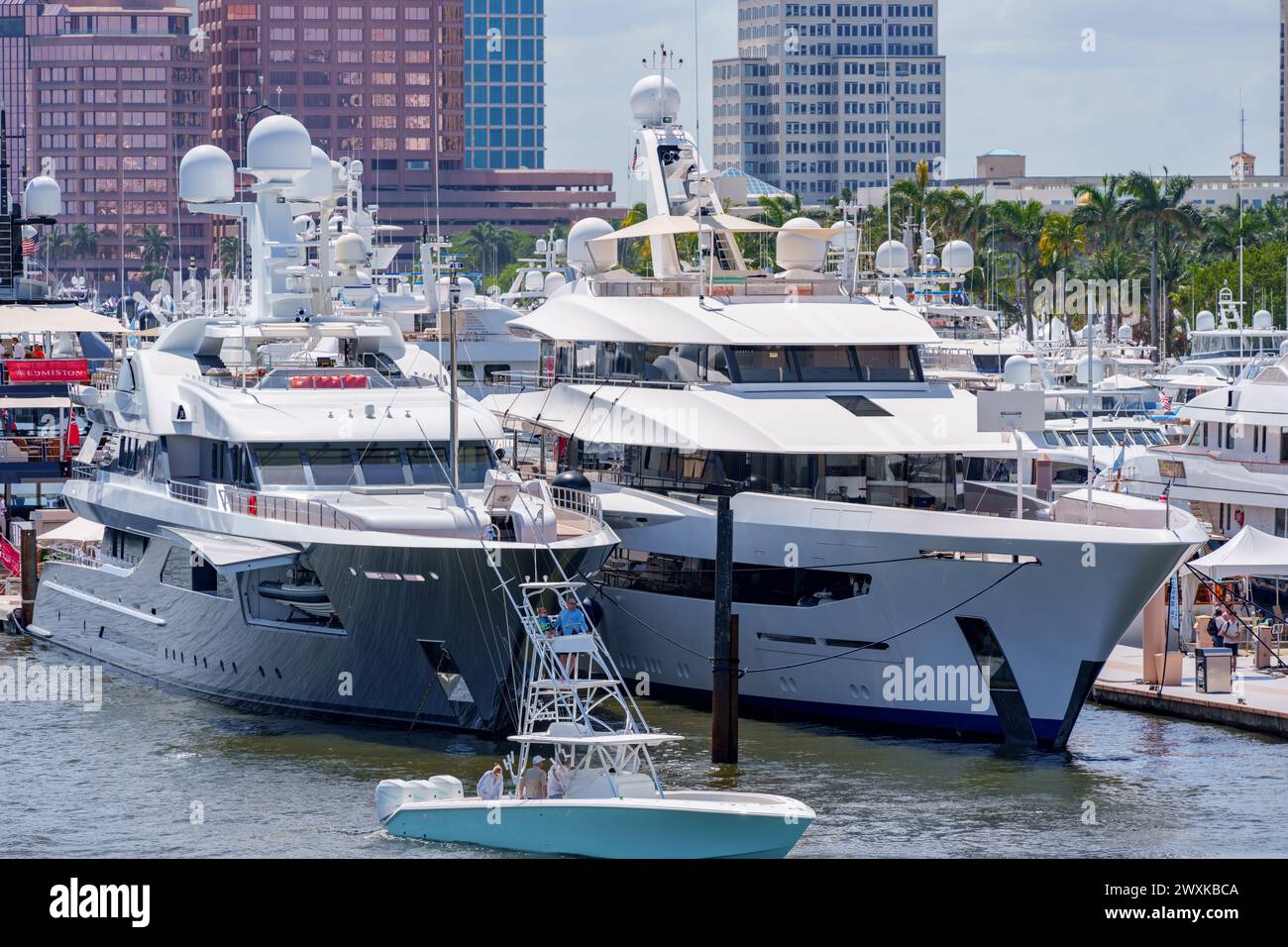 West Palm Beach, FL, États-Unis - 24 mars 2024 : yachts de plusieurs millions de dollars au salon nautique de Palm Beach Banque D'Images