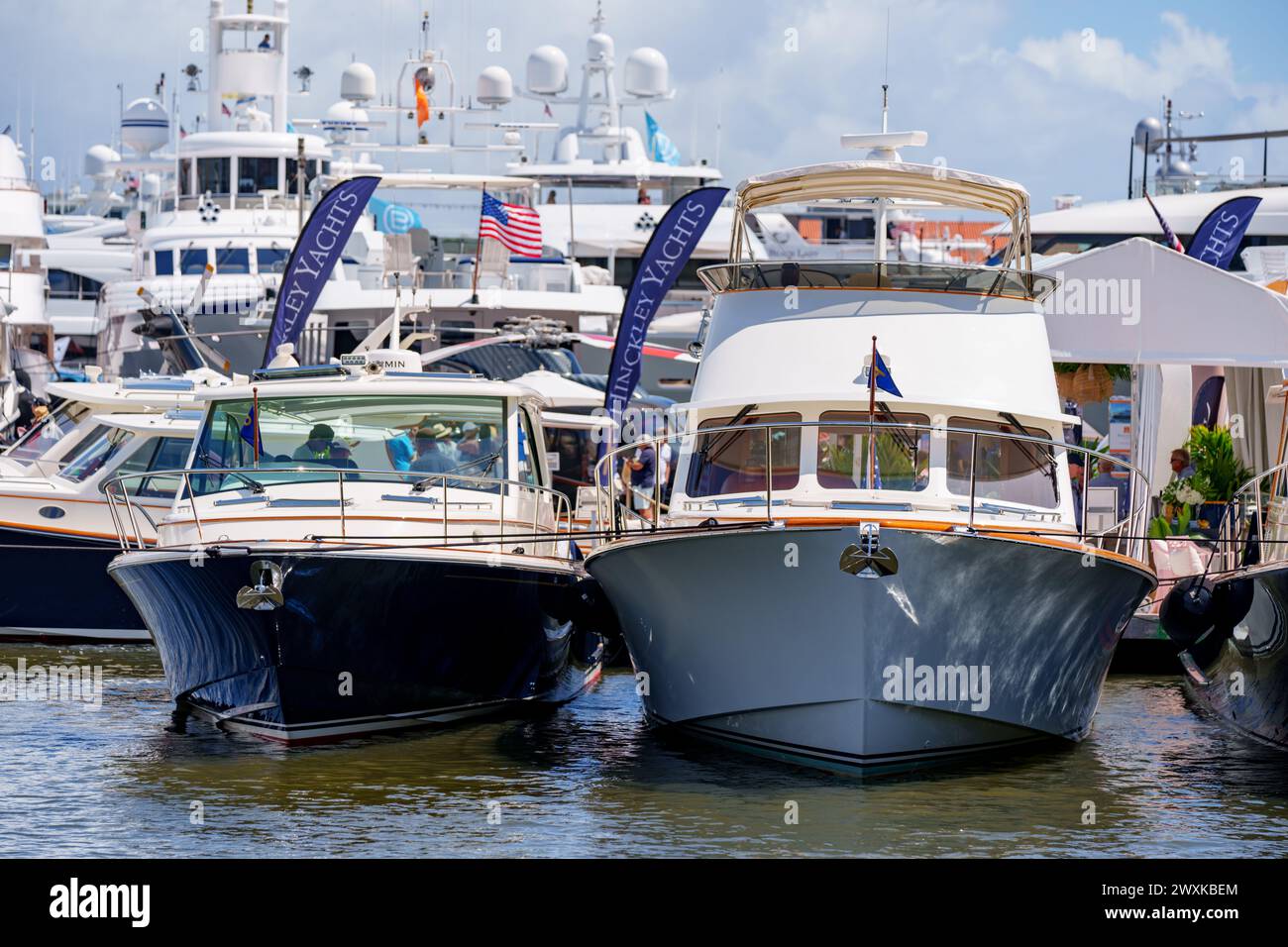 West Palm Beach, FL, États-Unis - 24 mars 2024 : gros plan photo de yachts de luxe au Palm Beach International Boat Show Banque D'Images