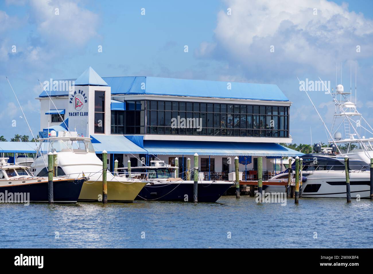 West Palm Beach, FL, États-Unis - 24 mars 2024 : photo du Palm Beach Yacht Club Banque D'Images