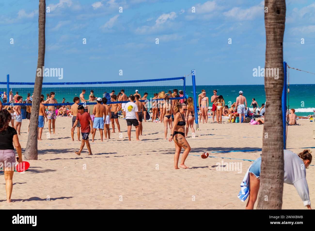 Fort Lauderdale, FL, États-Unis - 30 mars 2024 : foules de gens près des filets de volleyball sur Fort Lauderdale Beach FL Banque D'Images