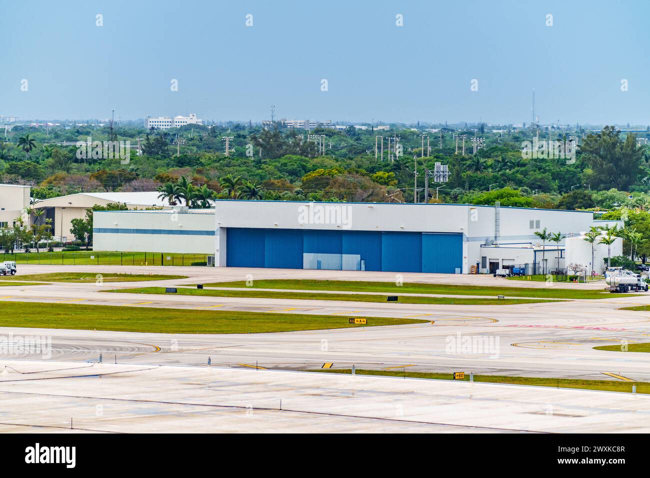 Les logos des hangars à jets privés à l'aéroport ont été retirés Banque D'Images