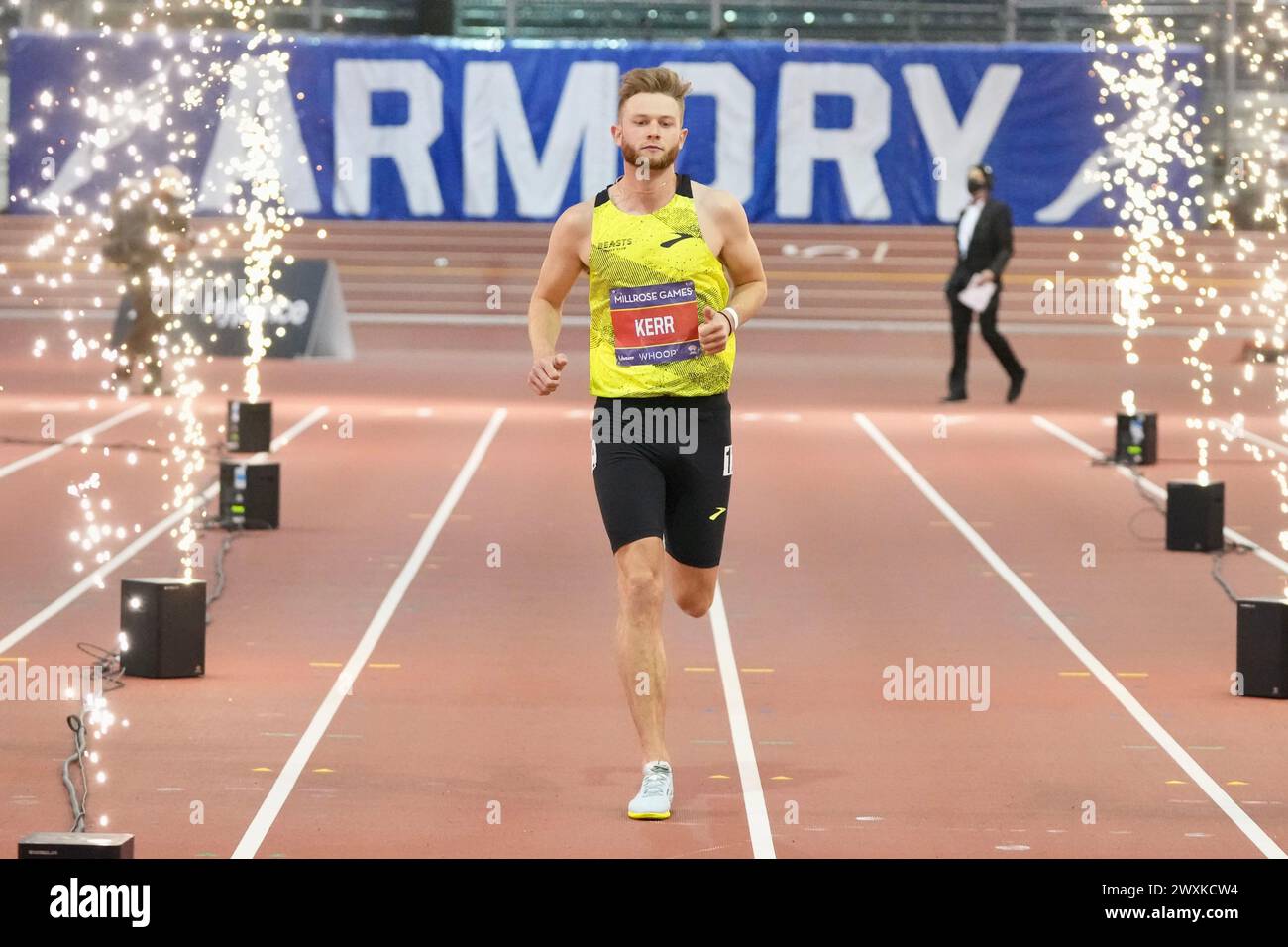 Josh Kerr (GBR) est présenté avant le départ du Wanamaker Mile aux 114e Millrose Games à l'Armory, samedi 29 janvier 2022, à New York. Banque D'Images