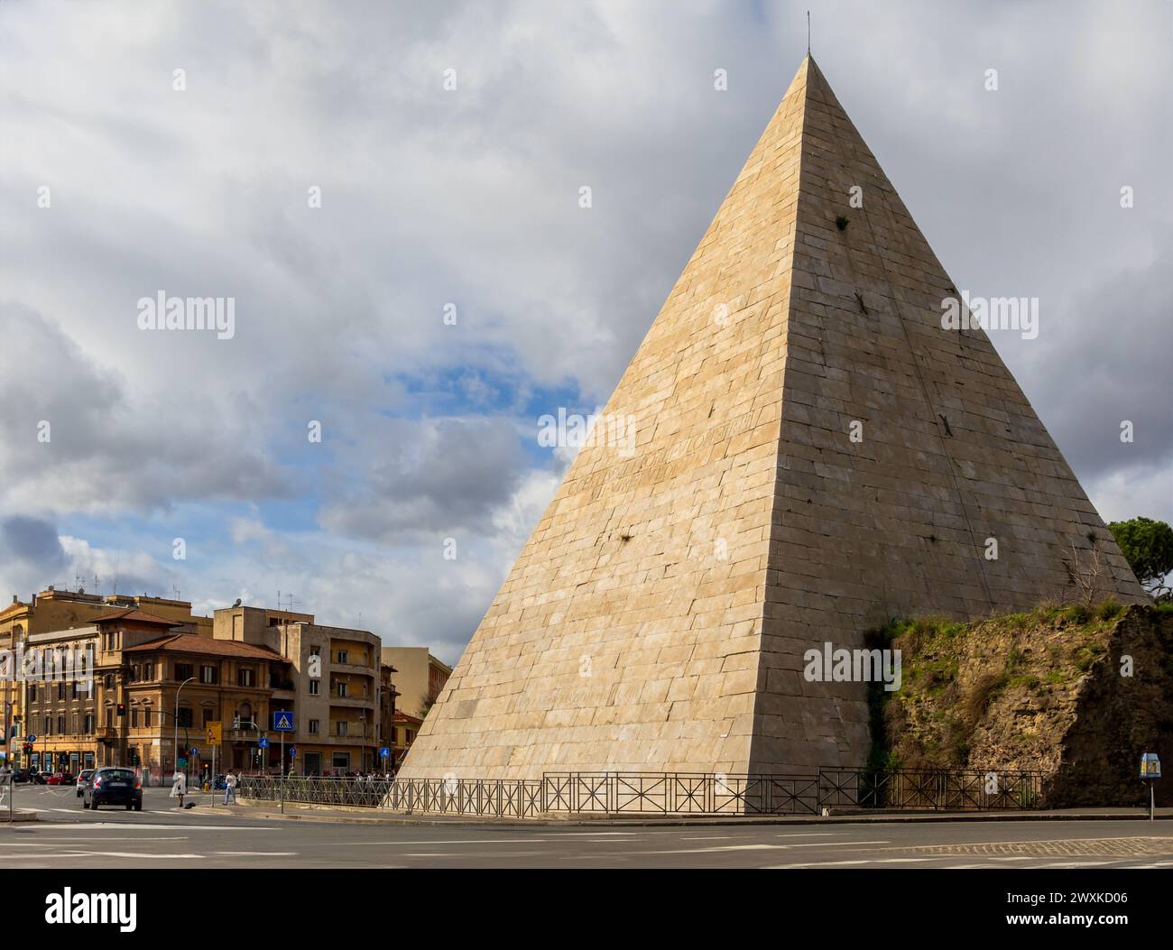 Porta San Paolo porte et ancienne Pyramide de Cestius Celsius à Rome, Italie Banque D'Images