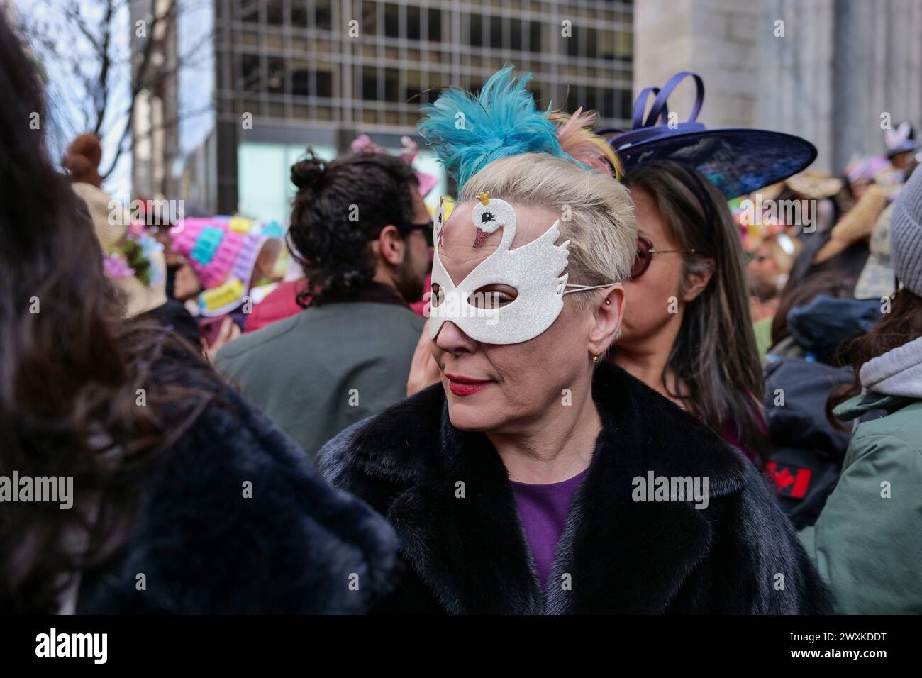 New York, New York, États-Unis. 31 mars 2024. Des foules de gens sur la Cinquième Avenue alors qu'ils célèbrent la tradition annuelle de la Parade de Pâques dans toute leur finerie créative devant la tenue Cathédrale Patrick. Des milliers portant des bonnets, des oreilles de lapin et d'autres ont posé et fait la scène. (Crédit image : © Milo Hess/ZUMA Press Wire) USAGE ÉDITORIAL SEULEMENT! Non destiné à UN USAGE commercial ! Banque D'Images