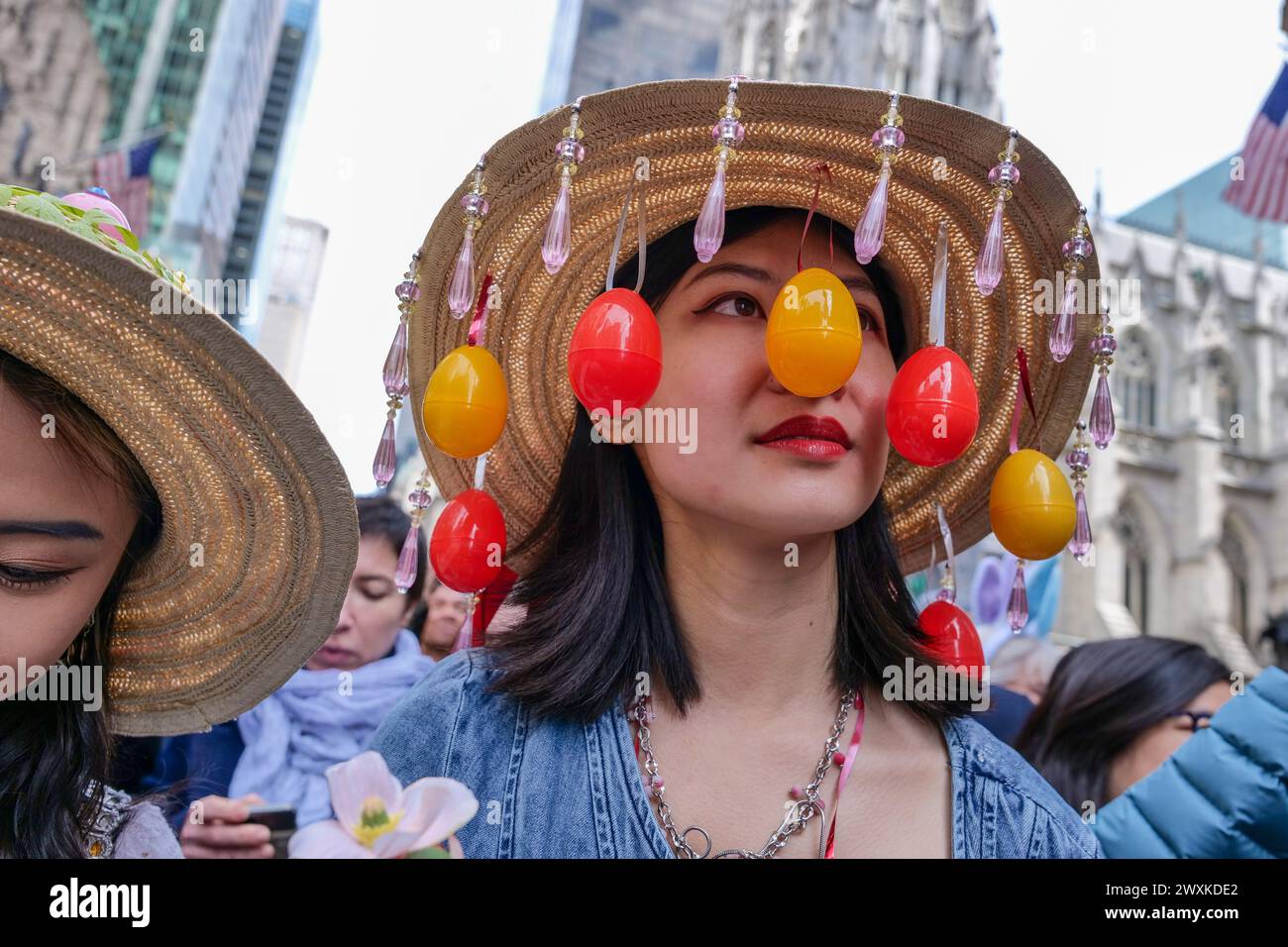 New York, New York, États-Unis. 31 mars 2024. Des foules de gens sur la Cinquième Avenue alors qu'ils célèbrent la tradition annuelle de la Parade de Pâques dans toute leur finerie créative devant la tenue Cathédrale Patrick. Des milliers portant des bonnets, des oreilles de lapin et d'autres ont posé et fait la scène. (Crédit image : © Milo Hess/ZUMA Press Wire) USAGE ÉDITORIAL SEULEMENT! Non destiné à UN USAGE commercial ! Banque D'Images