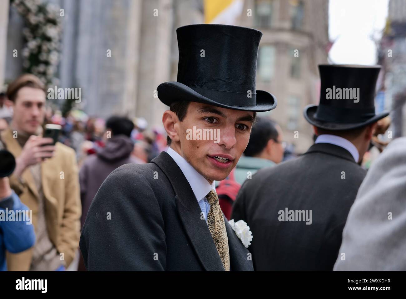 New York, New York, États-Unis. 31 mars 2024. Des foules de gens sur la Cinquième Avenue alors qu'ils célèbrent la tradition annuelle de la Parade de Pâques dans toute leur finerie créative devant la tenue Cathédrale Patrick. Des milliers portant des bonnets, des oreilles de lapin et d'autres ont posé et fait la scène. (Crédit image : © Milo Hess/ZUMA Press Wire) USAGE ÉDITORIAL SEULEMENT! Non destiné à UN USAGE commercial ! Banque D'Images