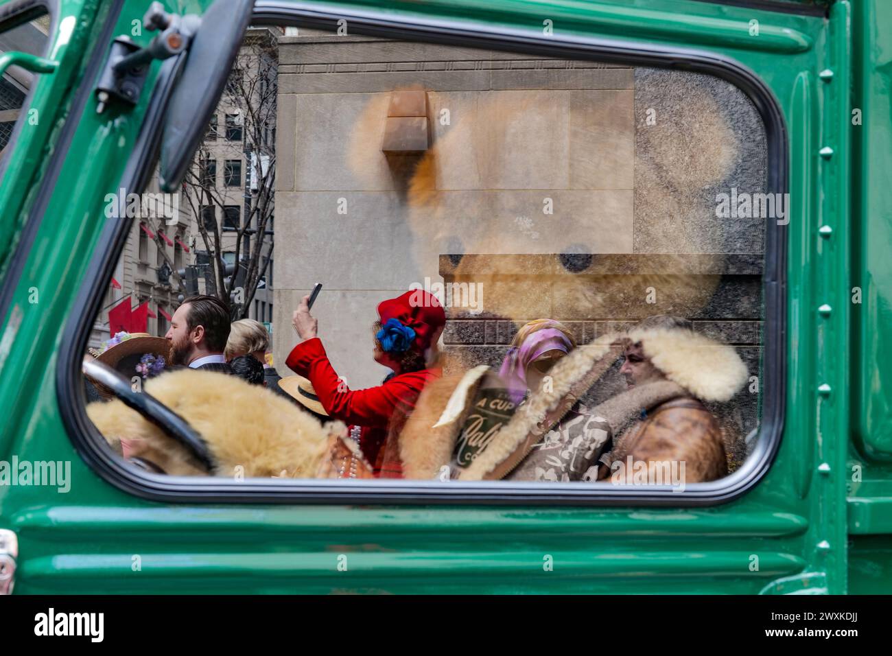 New York, New York, États-Unis. 31 mars 2024. Des foules de gens sur la Cinquième Avenue alors qu'ils célèbrent la tradition annuelle de la Parade de Pâques dans toute leur finerie créative devant la tenue Cathédrale Patrick. Des milliers portant des bonnets, des oreilles de lapin et d'autres ont posé et fait la scène. (Crédit image : © Milo Hess/ZUMA Press Wire) USAGE ÉDITORIAL SEULEMENT! Non destiné à UN USAGE commercial ! Banque D'Images