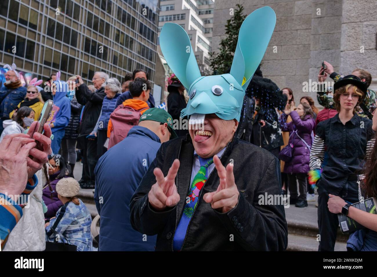 New York, New York, États-Unis. 31 mars 2024. Des foules de gens sur la Cinquième Avenue alors qu'ils célèbrent la tradition annuelle de la Parade de Pâques dans toute leur finerie créative devant la tenue Cathédrale Patrick. Des milliers portant des bonnets, des oreilles de lapin et d'autres ont posé et fait la scène. (Crédit image : © Milo Hess/ZUMA Press Wire) USAGE ÉDITORIAL SEULEMENT! Non destiné à UN USAGE commercial ! Banque D'Images