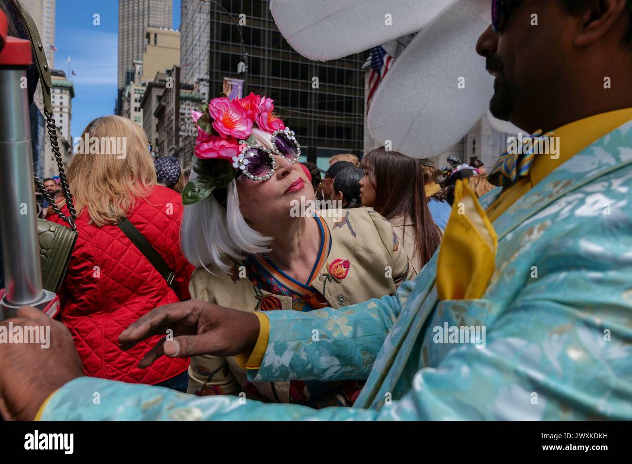 New York, New York, États-Unis. 31 mars 2024. Des foules de gens sur la Cinquième Avenue alors qu'ils célèbrent la tradition annuelle de la Parade de Pâques dans toute leur finerie créative devant la tenue Cathédrale Patrick. Des milliers portant des bonnets, des oreilles de lapin et d'autres ont posé et fait la scène. (Crédit image : © Milo Hess/ZUMA Press Wire) USAGE ÉDITORIAL SEULEMENT! Non destiné à UN USAGE commercial ! Banque D'Images