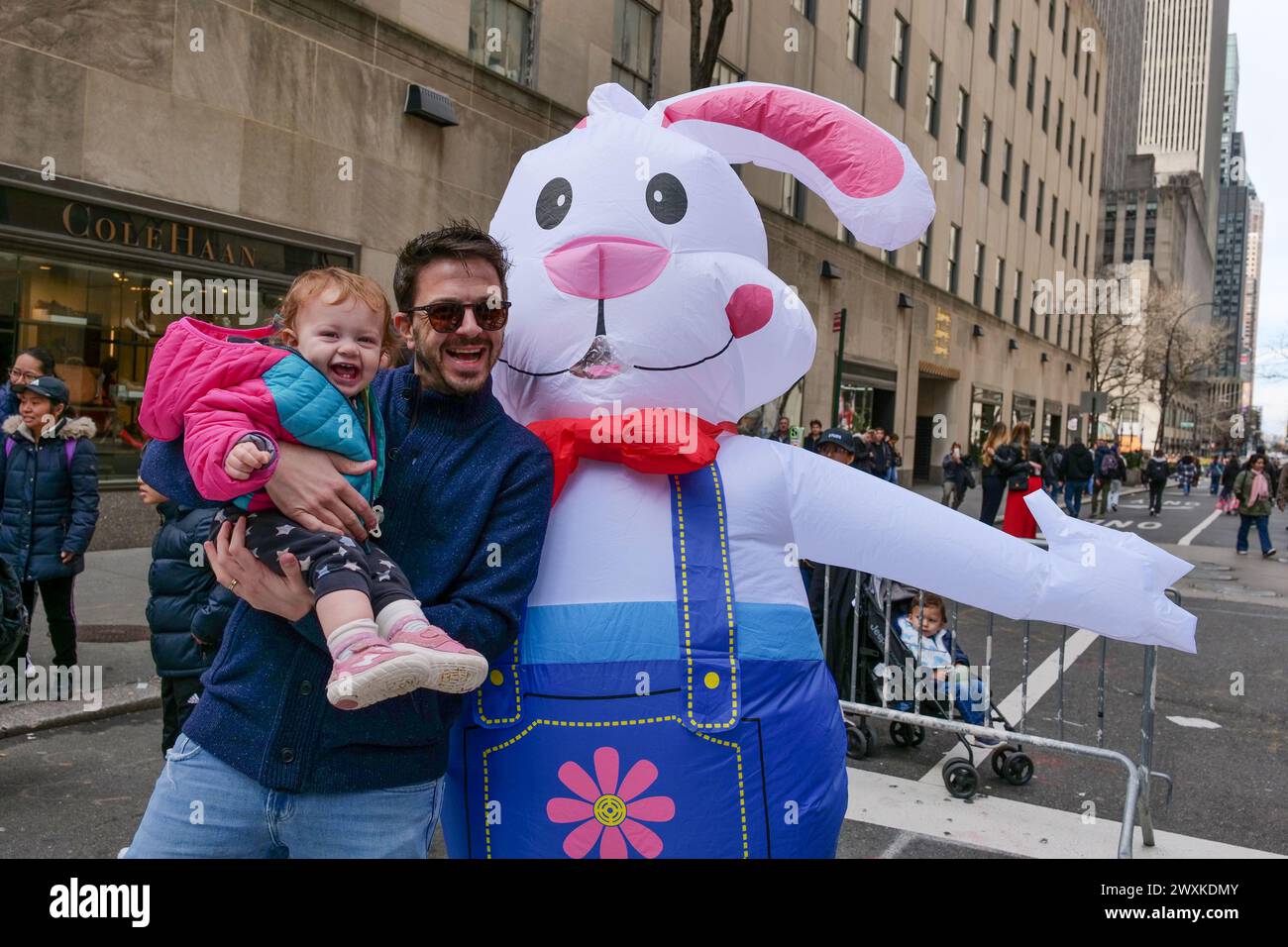 New York, New York, États-Unis. 31 mars 2024. Des foules de gens sur la Cinquième Avenue alors qu'ils célèbrent la tradition annuelle de la Parade de Pâques dans toute leur finerie créative devant la tenue Cathédrale Patrick. Des milliers portant des bonnets, des oreilles de lapin et d'autres ont posé et fait la scène. (Crédit image : © Milo Hess/ZUMA Press Wire) USAGE ÉDITORIAL SEULEMENT! Non destiné à UN USAGE commercial ! Banque D'Images