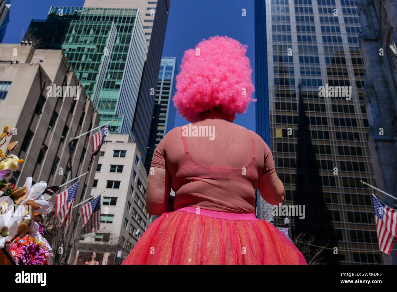 New York, New York, États-Unis. 31 mars 2024. Des foules de gens sur la Cinquième Avenue alors qu'ils célèbrent la tradition annuelle de la Parade de Pâques dans toute leur finerie créative devant la tenue Cathédrale Patrick. Des milliers portant des bonnets, des oreilles de lapin et d'autres ont posé et fait la scène. (Crédit image : © Milo Hess/ZUMA Press Wire) USAGE ÉDITORIAL SEULEMENT! Non destiné à UN USAGE commercial ! Banque D'Images