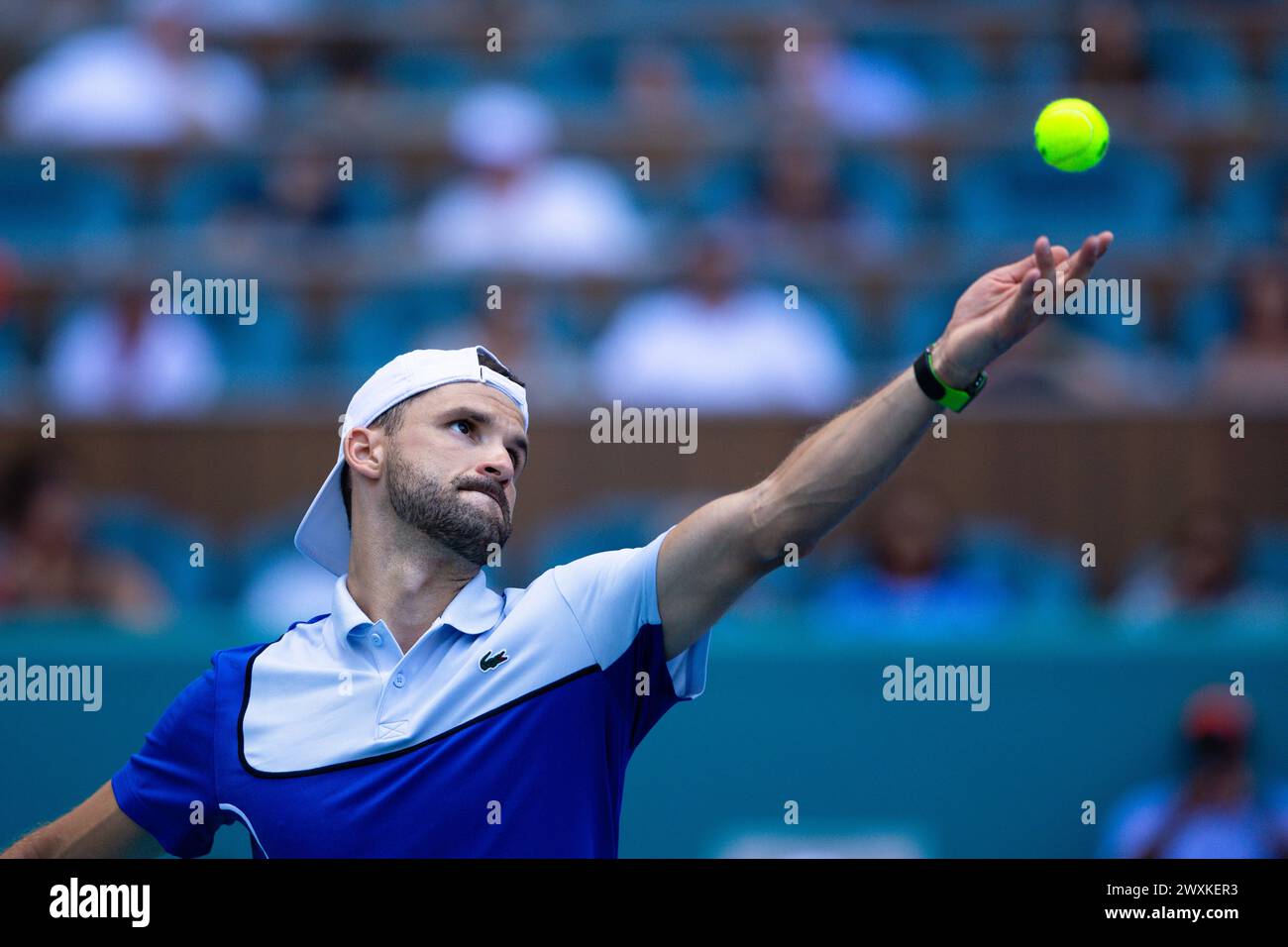 MIAMI GARDENS, FLORIDE - MARS 31 : Grigor Dimitrov de Bulgarie sert contre Jannik Sinner d'Italie dans la finale de l'Open de Miami au Hard Rock Stadium le 31 mars 2024 à Miami Gardens, Floride. (Photo de Mauricio Paiz) crédit : Mauricio Paiz/Alamy Live News Banque D'Images