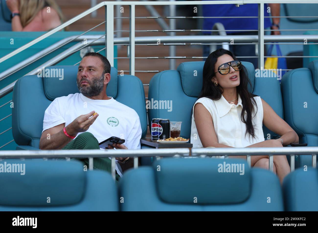 MIAMI GARDENS, FLORIDE - MARS 31 : John Grutman et Lisa Grutman regardent Jannik Sinner d'Italie vaincre Grigor Dimitrov de Bulgarie en finale masculine de l'Open de Miami 2024 au Hard Rock Stadium le 31 mars 2024 à Miami Gardens, Floride. Personnes : John Grutman, Lisa Grutman crédit : Storms Media Group/Alamy Live News Banque D'Images