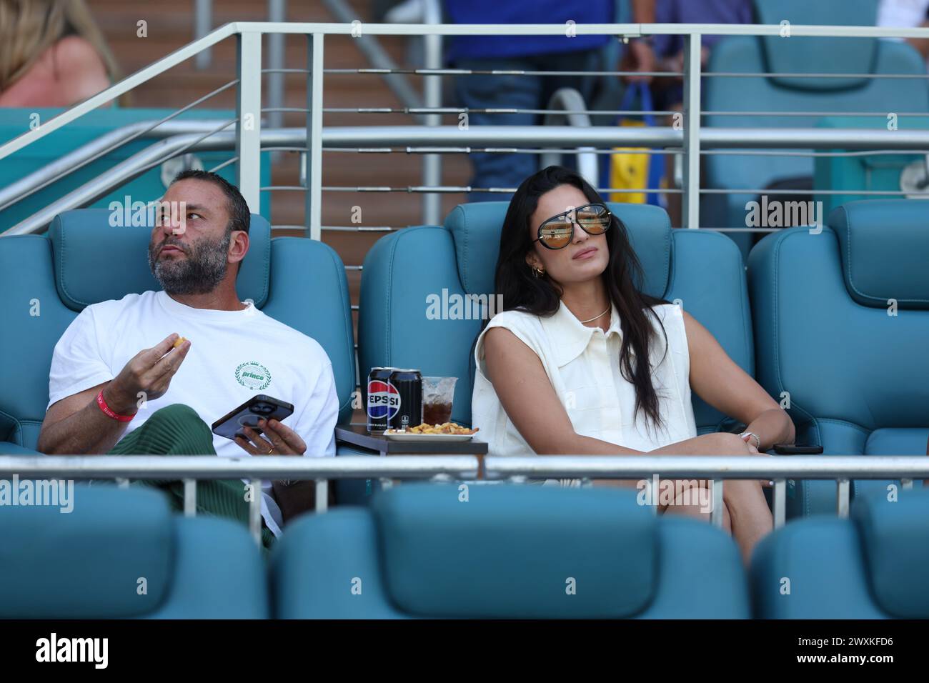 MIAMI GARDENS, FLORIDE - MARS 31 : John Grutman et Lisa Grutman regardent Jannik Sinner d'Italie vaincre Grigor Dimitrov de Bulgarie en finale masculine de l'Open de Miami 2024 au Hard Rock Stadium le 31 mars 2024 à Miami Gardens, Floride. Personnes : John Grutman, Lisa Grutman crédit : Storms Media Group/Alamy Live News Banque D'Images