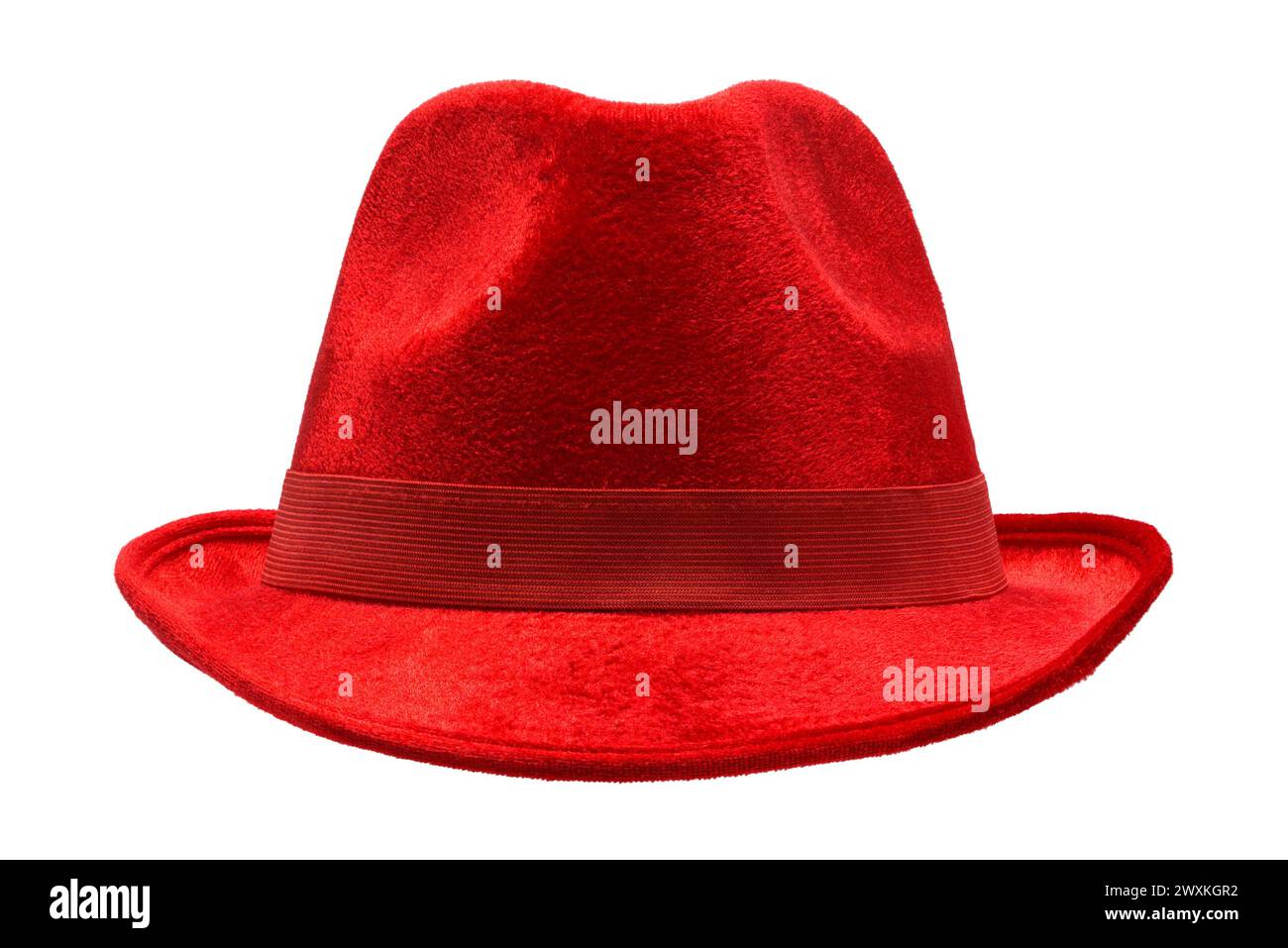 Red Fedora Hat découpé sur blanc. Banque D'Images