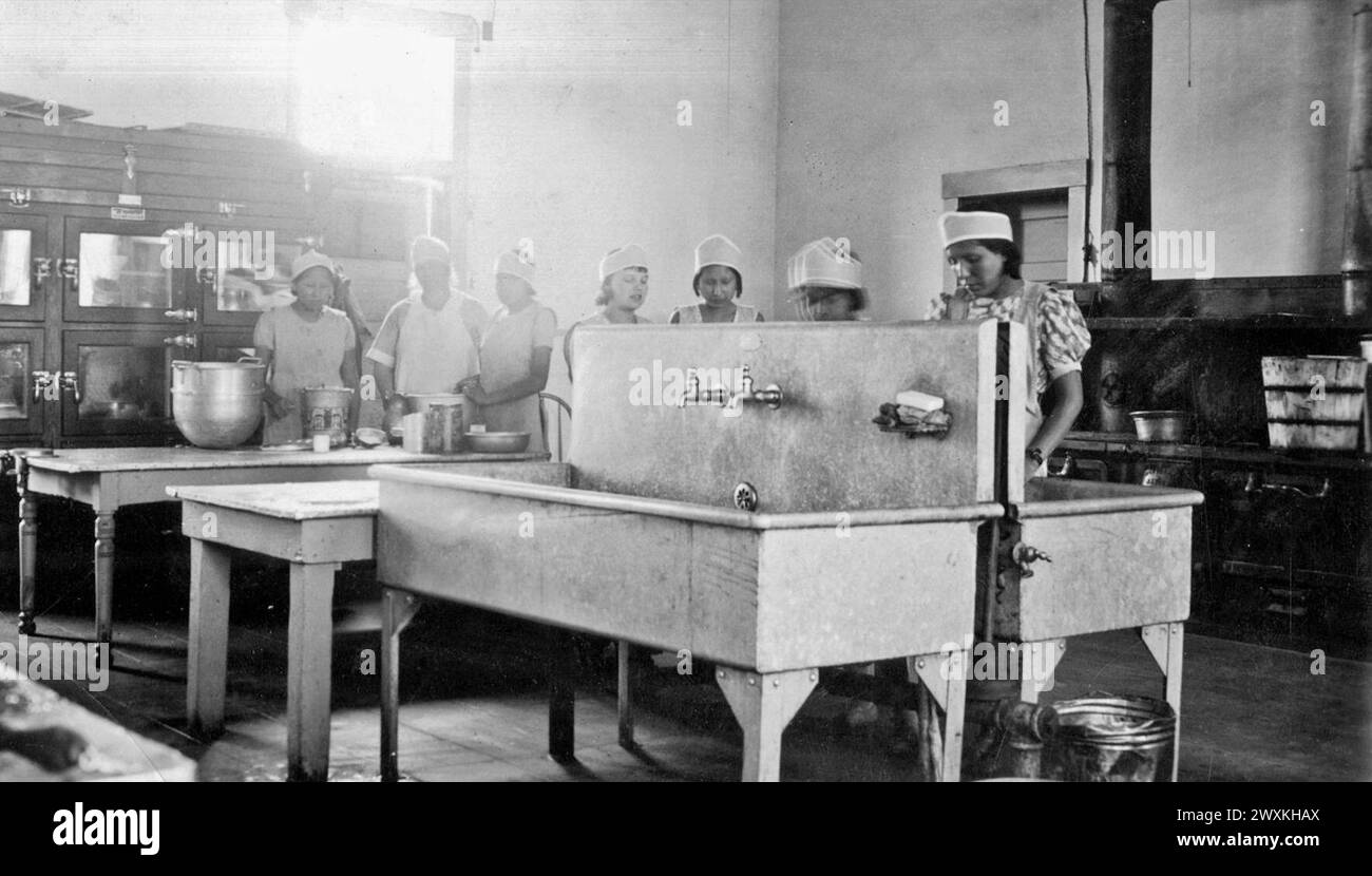 Ouvriers dans la cuisine d'une école indienne dans le Dakota du Sud CA. 1935 Banque D'Images