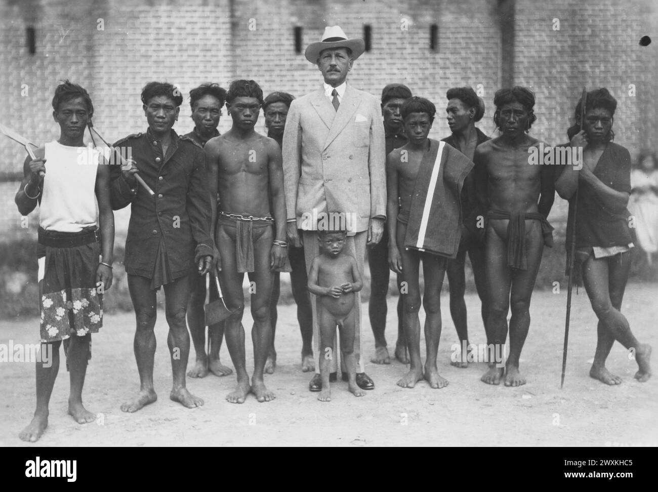 Légende originale : Bontoc, Province de Bontoc, Îles Philippines, 19 septembre 1931. Secrétaire à la Guerre Patrick J. Hurley avec un groupe d'autochtones Banque D'Images