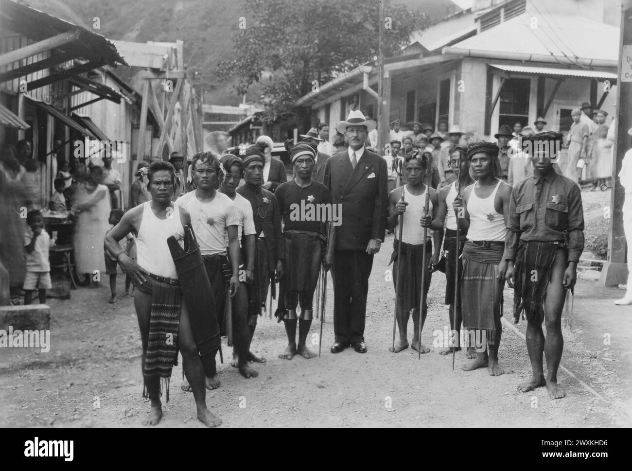 Légende originale : à la mine d'or d'Antamok, Baguio, Îles Philippines, 17 septembre 1931. Le secrétaire à la Guerre Patrick J. Hurley avec sa Garde d'honneur lors d'une visite à la mine d'or d'Antamok, près de Baguio. Banque D'Images