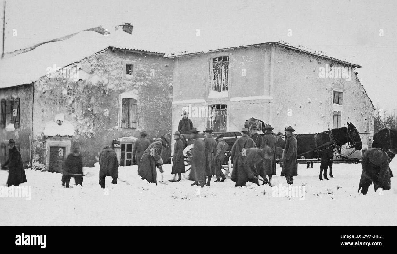 Des soldats américains pellent la neige dans les rues de Damblain France CA. 1917 ou 1918 Banque D'Images