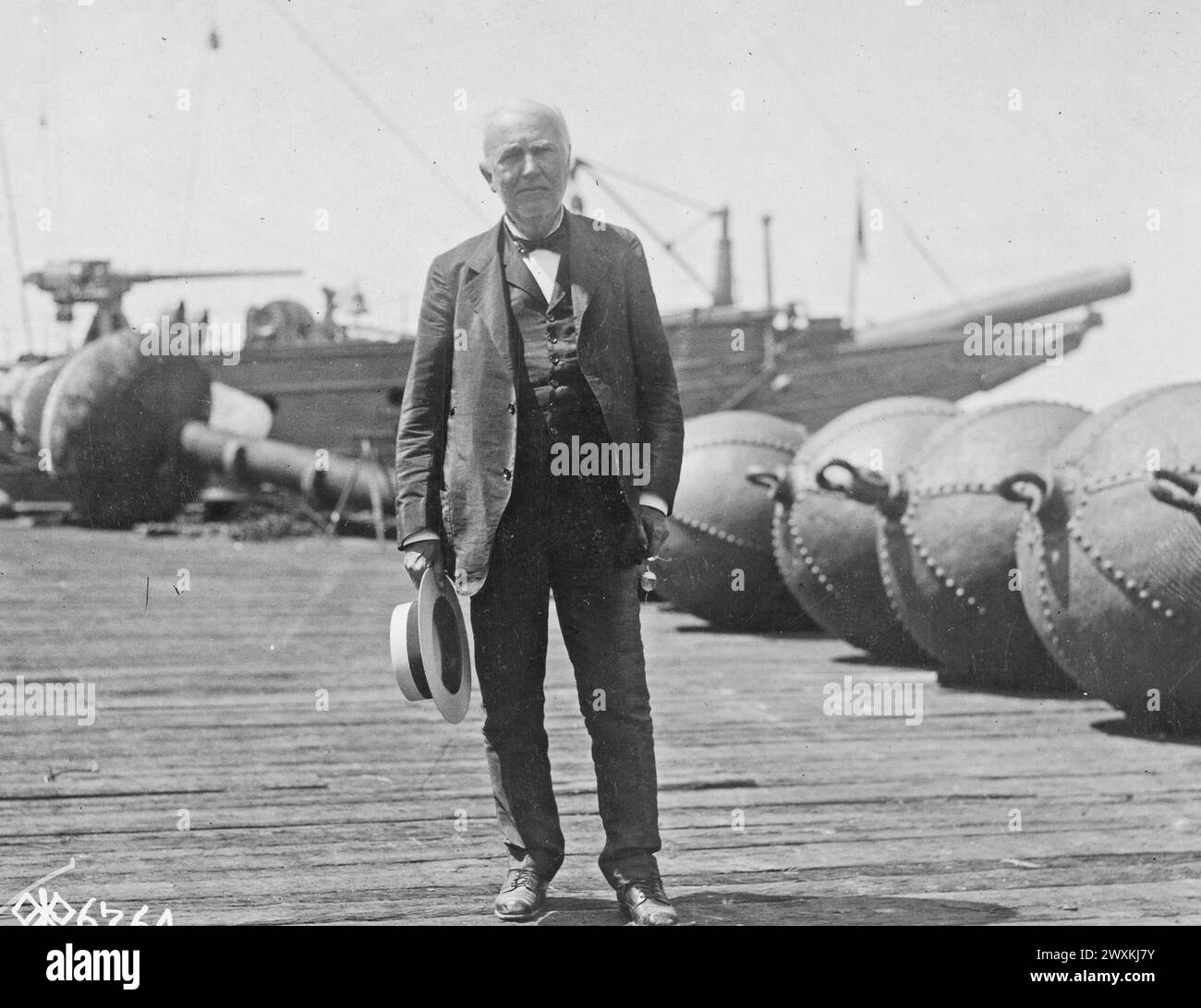 Thomas Edison au travail à la base navale de Key West où il est engagé dans des travaux expérimentaux secrets CA. 1918 Banque D'Images