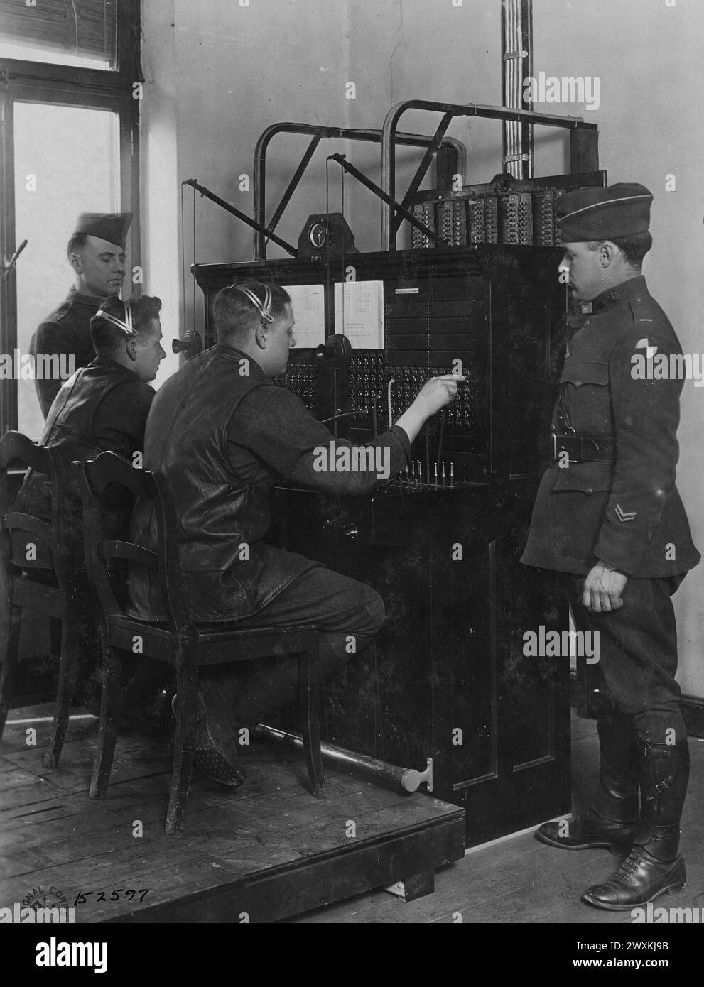 Standard au central téléphonique du 4e corps d'armée en fonctionnement dans le bâtiment de la poste. Cochem, Prusse rhénane, Allemagne CA. 1919 Banque D'Images