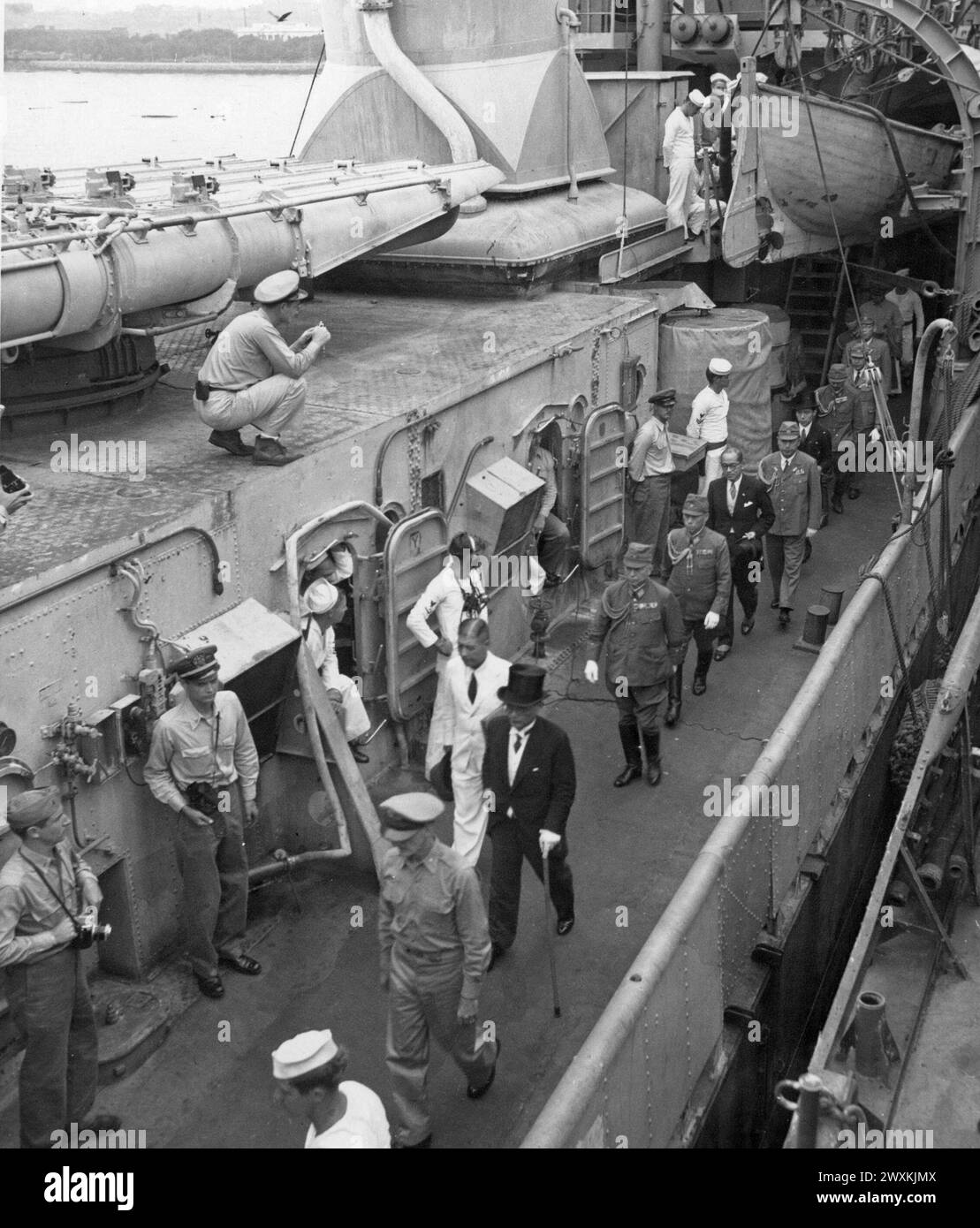 Légende originale : 'les dignitaires japonais retournent au destroyer 'Landsdowne' après avoir signé les documents de reddition' CA. 1945 Banque D'Images