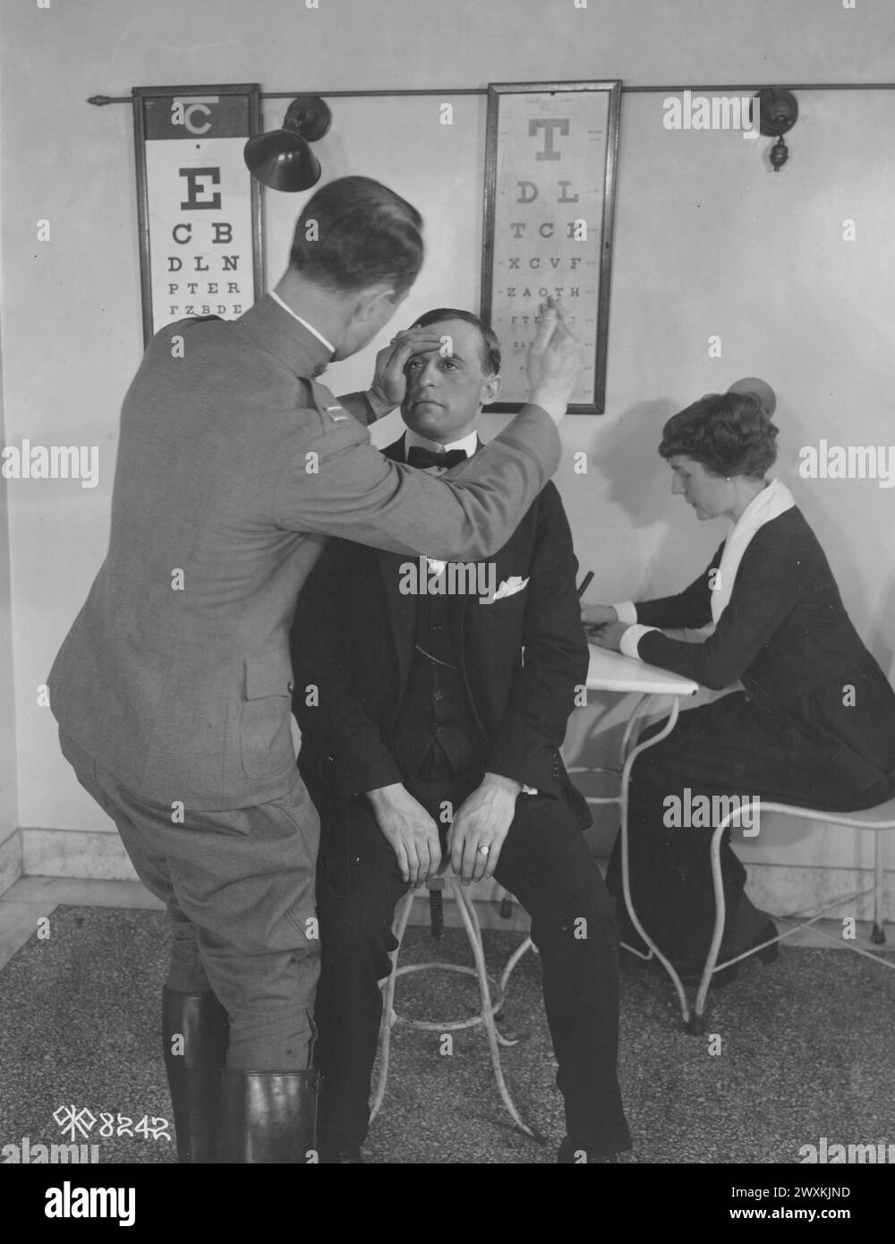 Examen physique d'une recrue de l'aviation à l'hôpital épiscopal de Washington D.C. ; réactions pupillaires CA. 1918 Banque D'Images
