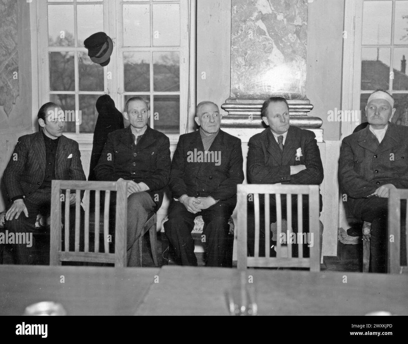 Légende originale : 13 FEB PHOTOG - Urbanek 3264, cinq des accusés au procès pour crimes de guerre de Ludwigsburg. De droite à gauche : Jan J. Ankerman, Klass Meyergerhards, Heirich Rommel, Gustav Mammenga et Heinrich Heinemann à Ludwigsburg Allemagne CA. années 1940 Banque D'Images