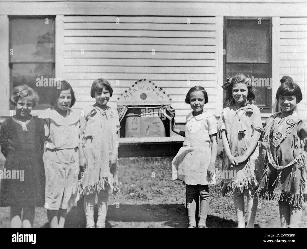 Menominee Indian Tribe of Wisconsin : groupe d'élèves filles du primaire à l'école de jour de Neopit, Wisconsin CA. 1930s-1940s Banque D'Images