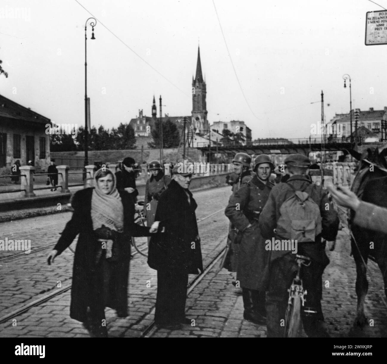 Soldats et civils au bord de Varsovie Pologne CA. 1940-1941 Banque D'Images