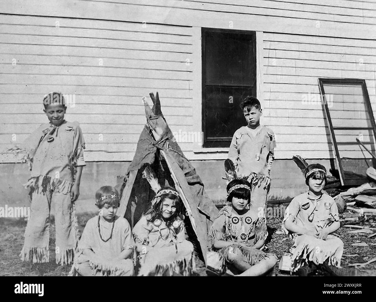 Menominee Indian Tribe of Wisconsin : Groupe d'élèves du primaire à l'école de jour de Neopit, Wisconsin CA. 1930s ou 1940s. Banque D'Images