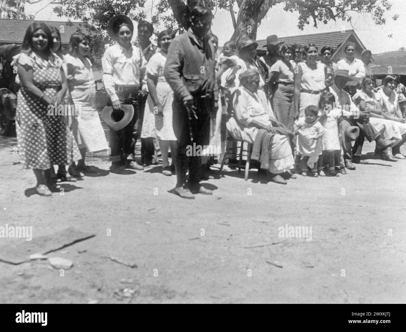 Bande de Barona des Indiens de mission, Californie : photographie d'une réunion communautaire sur la réserve de Barona CA. 1936-1942 Banque D'Images