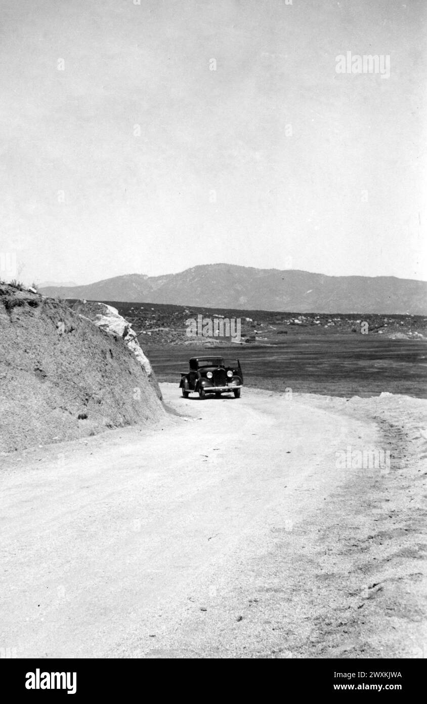 La bande indienne de Cahuilla : photographie d'une voiture sur la route secondaire à Cahuilla CA. 1936-1942 Banque D'Images