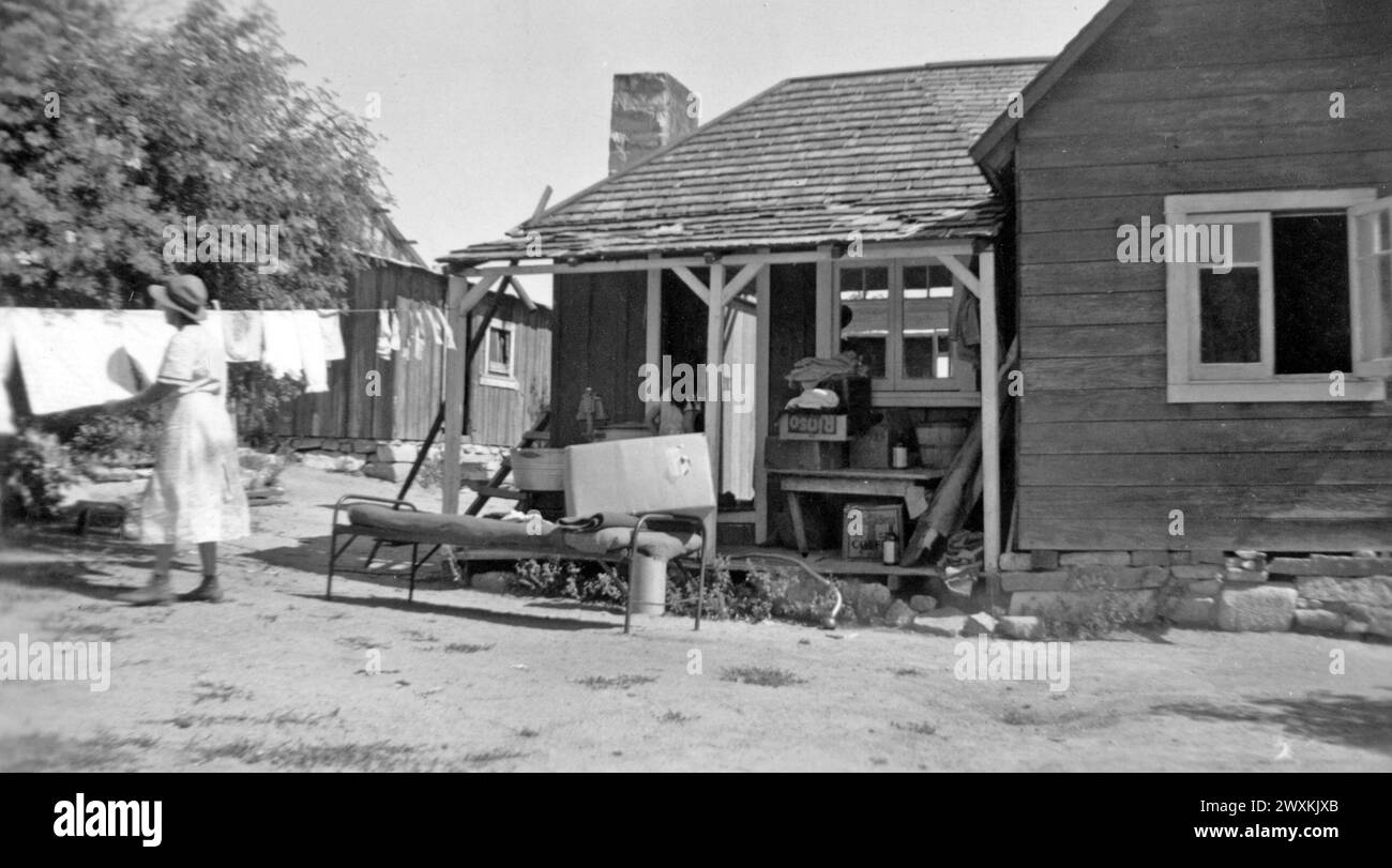 Légende originale : Jinks Elliott & famille de 6 dans une petite maison de 2 pièces à Manzanita Reservation, avant que toutes les réparations aient été faites sur la maison CA. 8 juin 1937 Banque D'Images