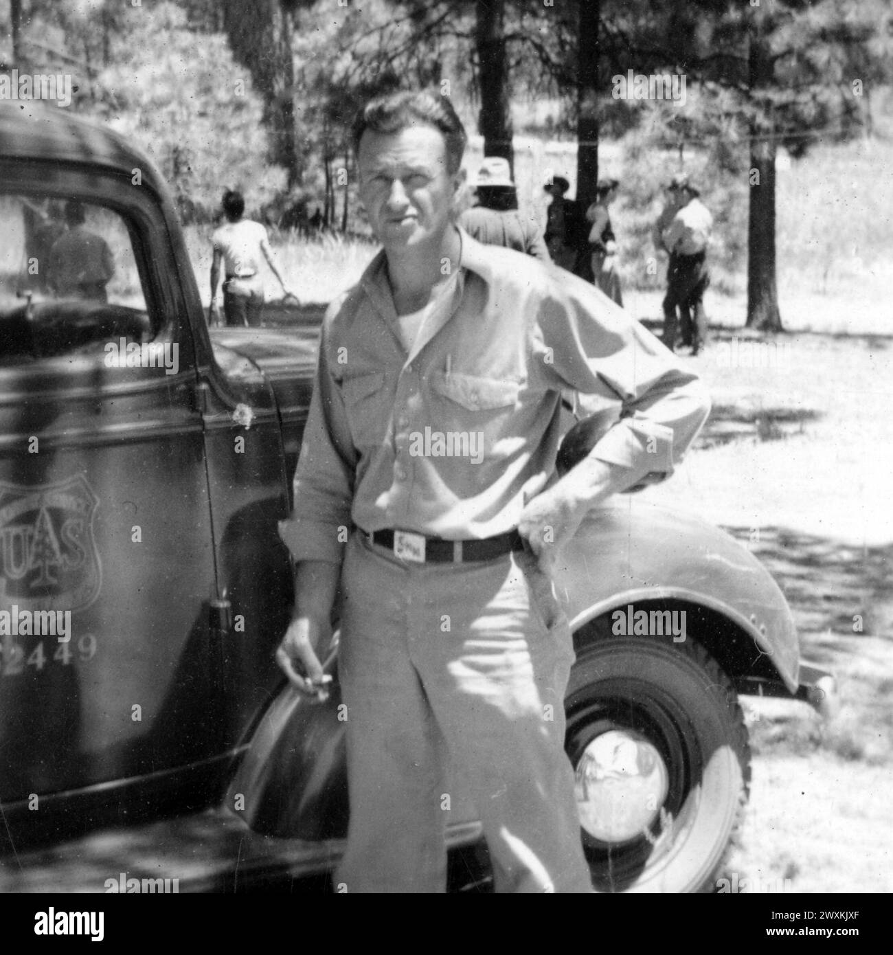 Photographie d'un homme debout à côté d'un véhicule du Service des forêts des États-Unis CA. 1936-1942 Banque D'Images