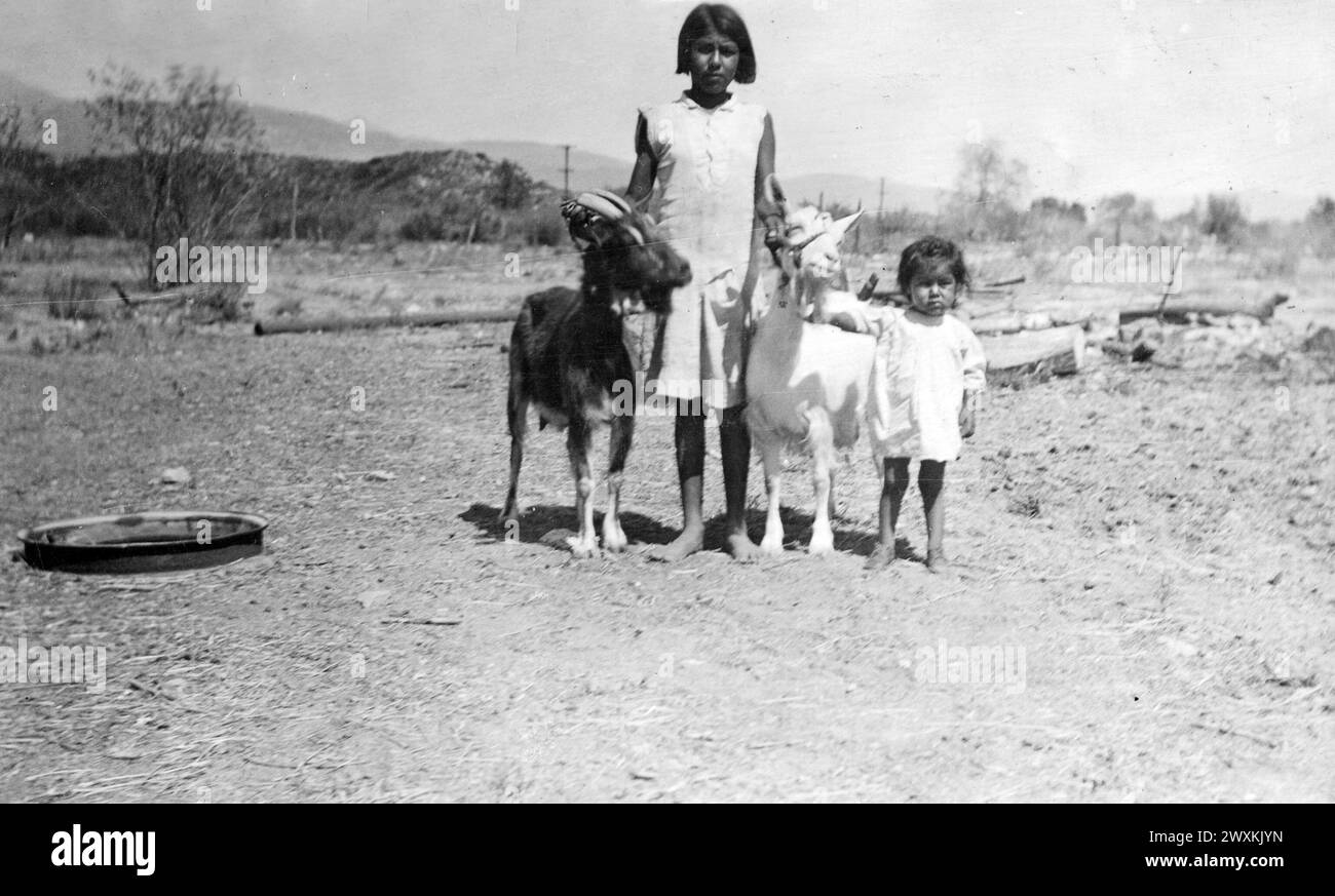 Photographie d'enfants avec des chèvres dans une réserve indienne non identifiée en Californie CA. 1936-1942 Banque D'Images
