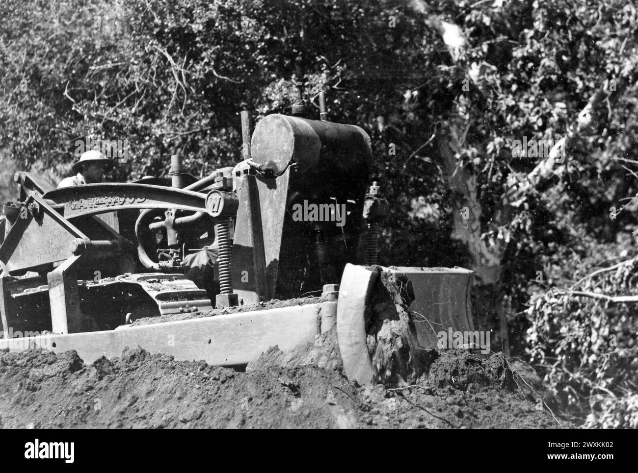 Photographie d'un travailleur sur un tracteur Allis Chalmers 35 avec un bulldozer Isaacson Garwood CA. 1936-1942 Banque D'Images