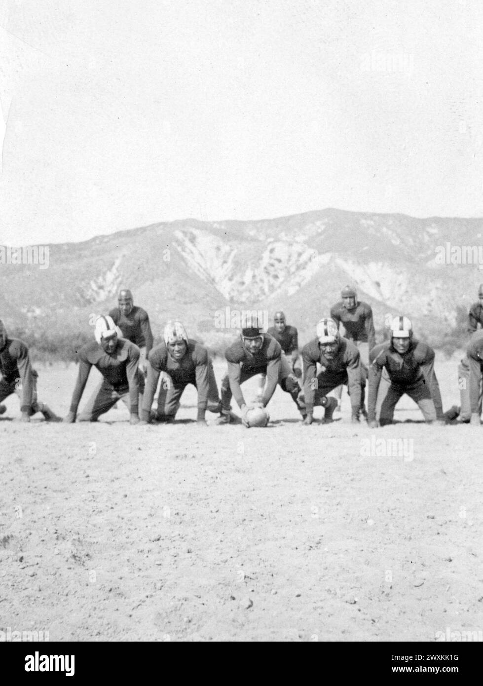Photographie de l'une des équipes de football organisées à Morongo Indian Reservation, Californie CA. 1936-1942 Banque D'Images