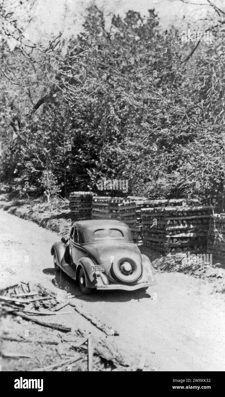 Photographie de Cedar Fenceposts coupé à Santa Ysabel, automobile au premier plan CA. 1936 Banque D'Images